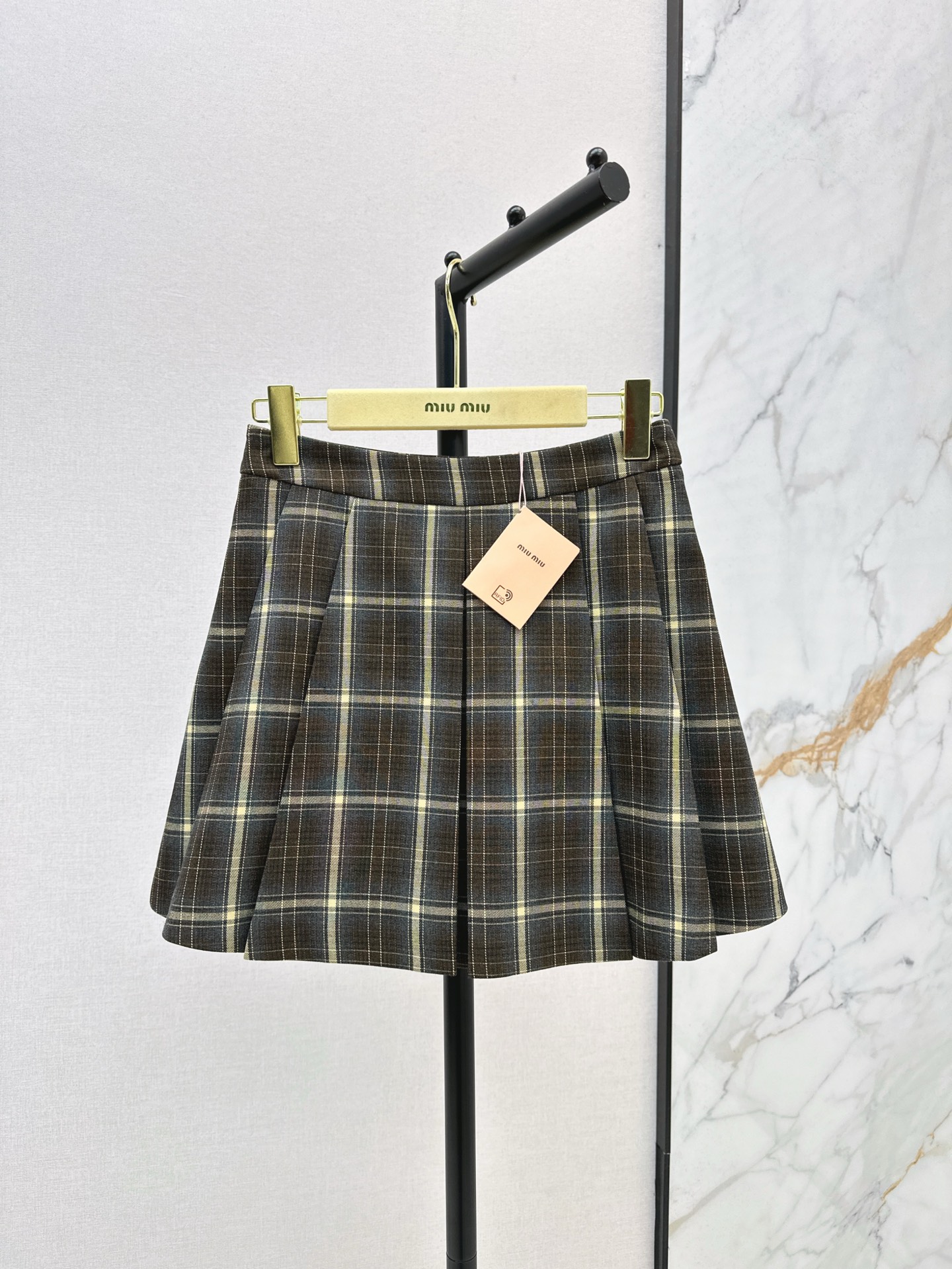 NO:315343,Exclusive first launch Miu 25Ss—————The latest model for early spring girls’ English college style suit casual jacket jacket   pleated skirt Custom imported colored plaid fabric Removable corduroy lapel spliced ​​double collar Working pocket design retro handsome Loose style sweet and salty temperament girlish style One color split development SML coat skirt, Miumiu, skirts, jackets & coats, jackets & coats, alexander wang19860909独家首发 Miu 25Ss————早春最新款少女英格兰学院风套装休闲夹克外套 压褶半裙 定制进口色织格纹面料 可拆卸的灯芯绒翻领拼接双层领 工装口袋设计复古帅气 宽松版型可甜可盐气质少女风 一色分开发 现货发售sml 外套半裙,,miumiu,skirts,jackets & coats,jackets & coats,alexander wang,Women's clothing