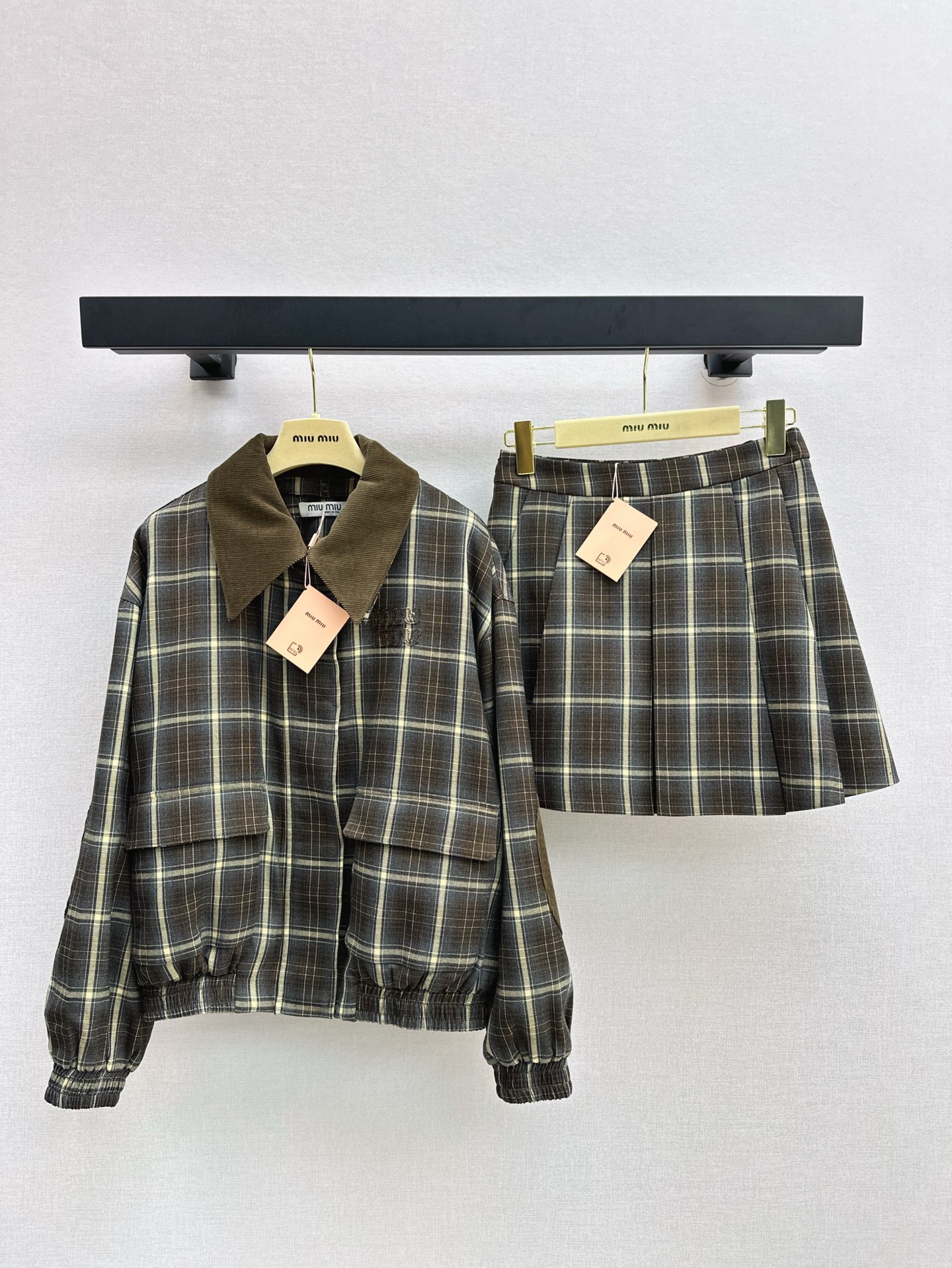 NO:315346,Exclusive first launch Miu 25Ss—————The latest girl's English college style suit casual jacket jacket   pleated skirt Custom imported colored plaid fabric Removable corduroy lapel spliced ​​double collar Working pocket design retro handsome Loose style sweet and salty temperament girlish style One color split development SML jacket Skirts, Miumiu, skirts, jackets & coats, jackets & coats, alexander wang19860909独家首发 Miu 25Ss————早春最新款少女英格兰学院风套装休闲夹克外套 压褶半裙 定制进口色织格纹面料 可拆卸的灯芯绒翻领拼接双层领 工装口袋设计复古帅气 宽松版型可甜可盐气质少女风 一色分开发 现货发售sml 外套 半裙,,miumiu,skirts,jackets & coats,jackets & coats,alexander wang,Women's clothing