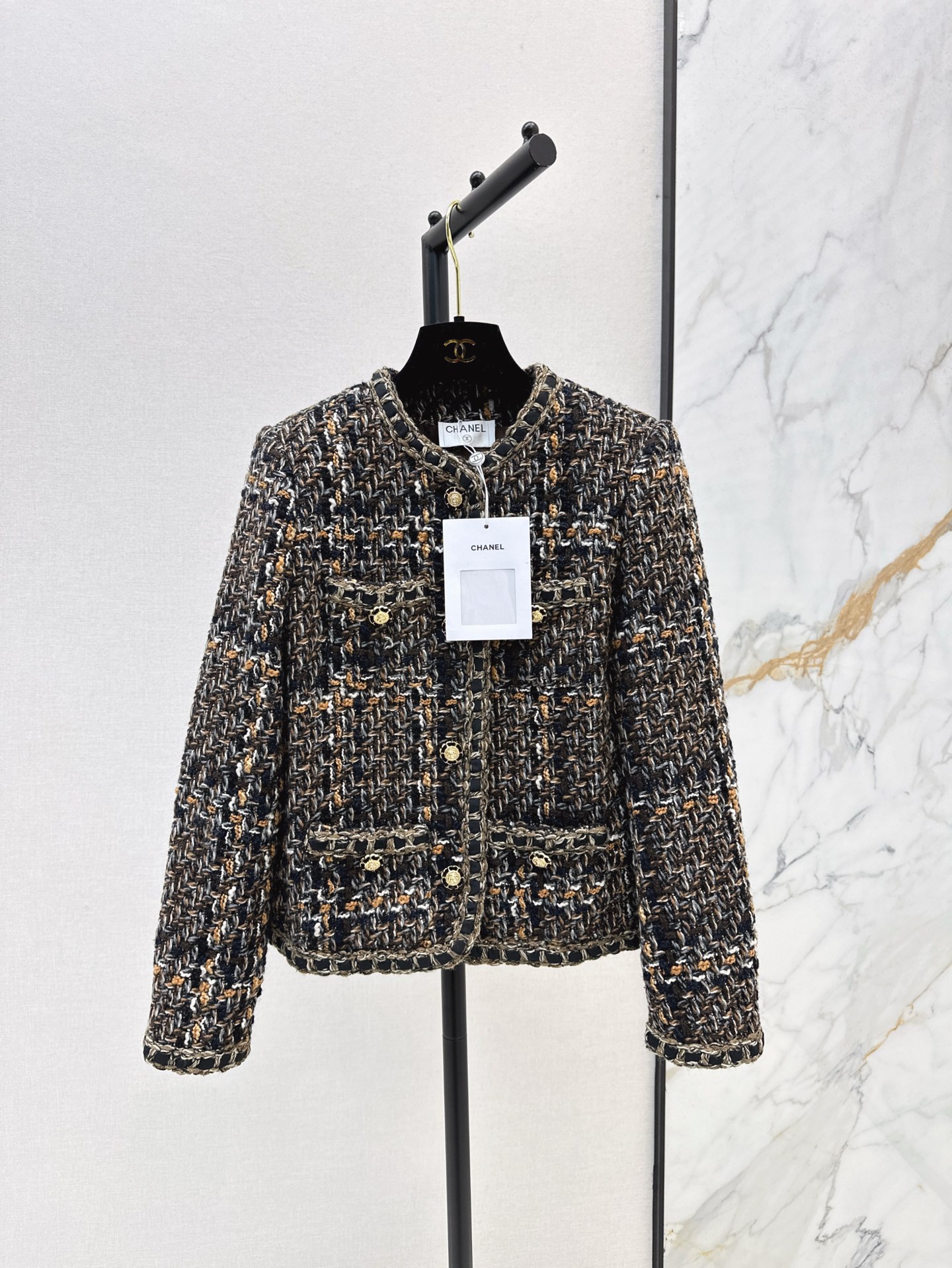 NO:315337,C Home 25Ss————The latest lace braided jacket in early spring, brand new woven fabric, extremely famous!  The micro-silhouette cut does not limit the figure at all. The four-pocket decoration is clear and the exquisite buttons are very exquisite. Retro and high-end. A must-have for elegant intellectual women!  SML, Chanel, Jackets & coats,alexander wang19860909C家 25Ss————早春最新款花边编织外套全新的编织面料 极具名媛气质！微廓形剪裁完全不限制身材～四口袋装饰层次分明 精致纽扣非常精致～～复古又高级 优雅的知性女人必备的一款！一色现货发售sml,,chanel,jackets & coats,alexander wang,Women's clothing