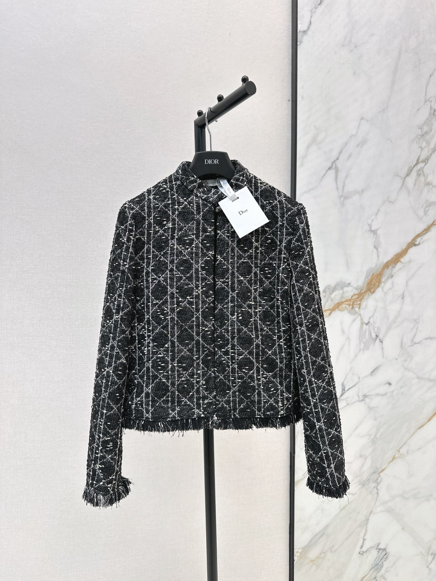 NO:315213,CD 25Ss———The latest model of Diana Diane's diamond-shaped stand-alone jacket in early spring. Heavy industry. Heavy-hand-pulled fringed edges on the hem and cuffs. The upper body is very beautiful. Agile and elegant. Custom fabric. Diane's plaid is very durable. High-end elegant. The style is a box-cut that is not picky. It is very easy to wear. SML is available in stock,, jackets & coats, alexander wang.19860909CD 25Ss———早春最新款戴妃菱格小立领外套 重工款 下摆和袖口纯手工拔毛流苏边 上身特别好看 灵动优雅 定制的面料 戴妃格纹很耐看 高级优雅 版型属于不挑人的箱型剪裁 特别好穿 一色现货发售sml,,jackets & coats,alexander wang,Women's clothing