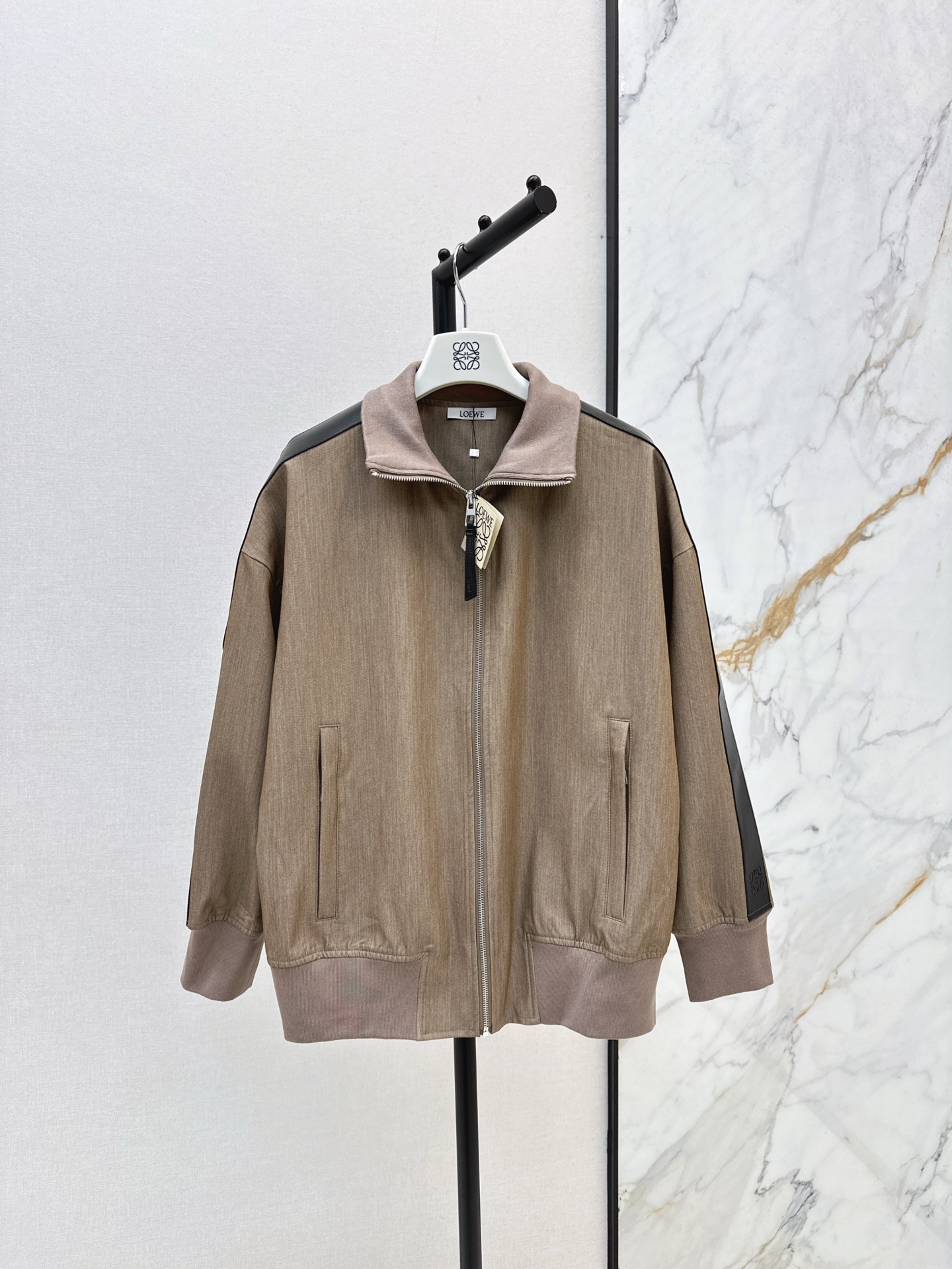 NO:315211,Casual and stylish Loe 25Ss—————The latest spring and summer casual jacket custom fabric, full of temperament, handsome and capable flight jacket tailoring, handsome jacket style full of details, a design that can stand scrutiny, stylish, belongs to a jacket that is not picky and elegant, one-size-fitting, sml, loewe, jackets & coats, jackets & coats, alexander wang19860909休闲帅气时髦感 Loe 25Ss————春夏最新款休闲夹克外套定制面料 气质感满满 帅气干练的飞行夹克剪裁 帅气夹克版型细节感满满 经得起推敲的设计感 腔调有范 属于不挑人又抬气质的外套 一色现货发售sml,,loewe,jackets & coats,jackets & coats,alexander wang,Women's clothing