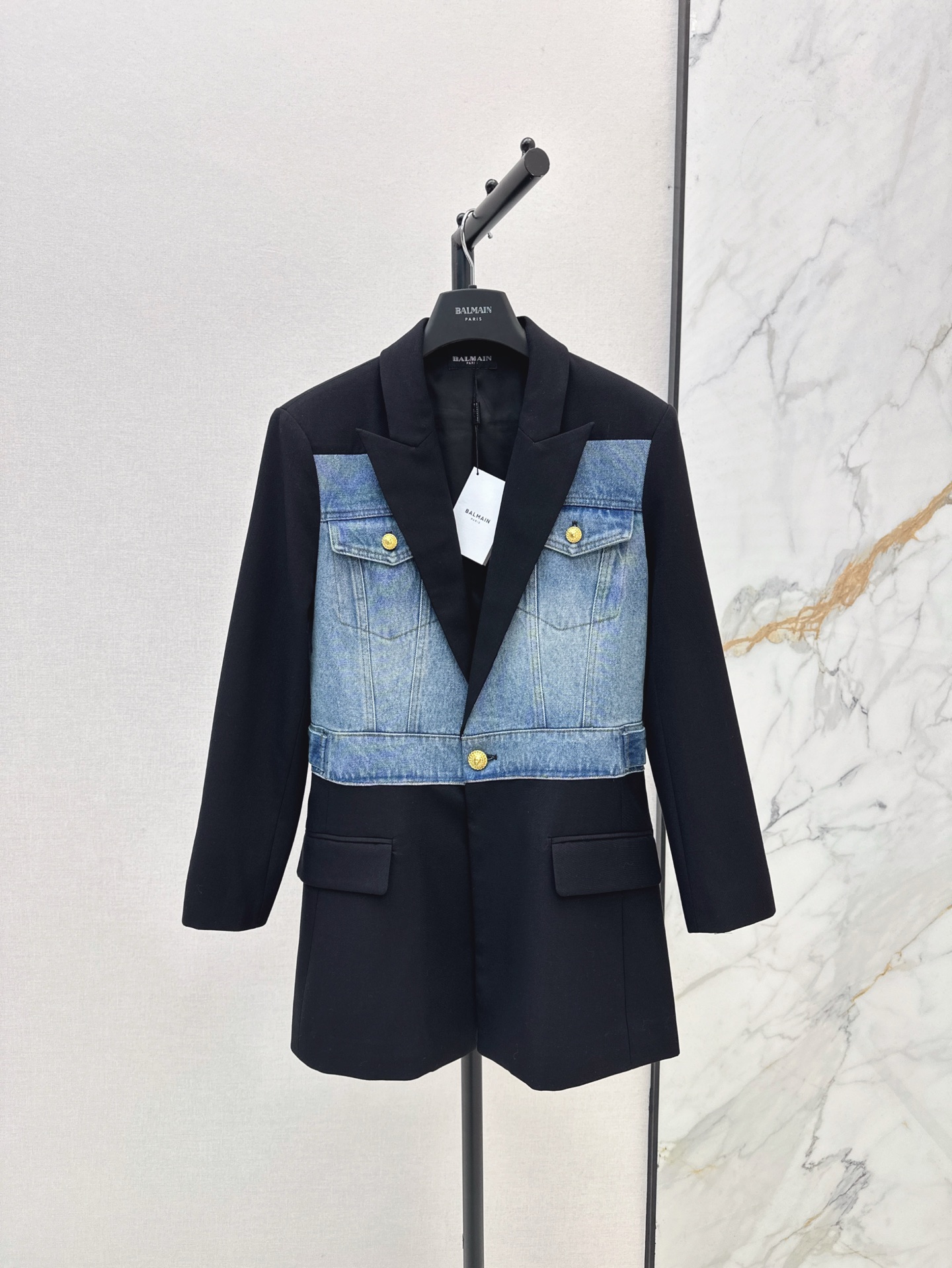 NO:315207,Queen of Aura Bal 25Ss—————The latest denim splicing suit jacket in early spring. A jacket that is suitable for everyday shopping or workplace party. The splicing exudes a high-end temperament. The three-dimensional waist-closing tailoring makes you look slim and has a huge and fashionable highlight. Super love. One-size-fitting sml, Jackets & coats, business suit, alexander wang19860909气场女王 Bal 25Ss————早春最新款牛仔拼接西装外套 日常逛街或者职场Party都很适合的一件外套 拼接散发着高级气质 立体收腰剪裁显瘦同时更巨时髦亮点 超级爱 一色现货发售sml,,jackets & coats,business suit,alexander wang,Women's clothing