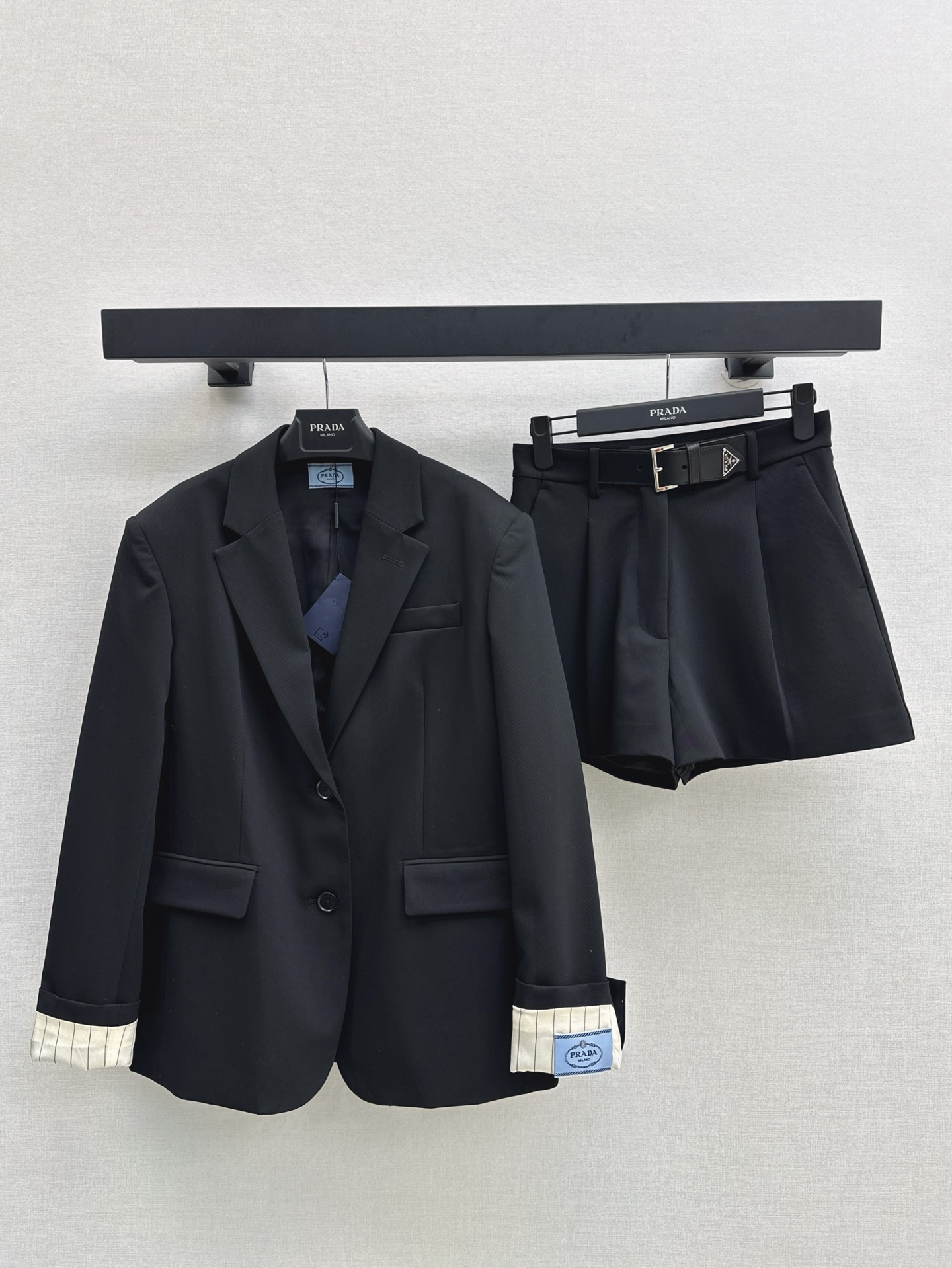 NO:315205,Recommended single series PD 25Ss—————The latest popular and handsome suit in early spring, loose-silhouette blazer   belt decorative shorts, loose-silhouette style cut, sweet and cool style, textured custom fabric, classic logo main label decoration, top body looks slim and cool and stylish, overall cool and handsome, slim and tall body, cool and cool, recommended a set of matching, one-color spot sml suit, shorts, jackets & coats, business suit, alexander wang19860909爆单系列款推荐 PD 25Ss———早春最新款高人气帅气套装 宽松廓型西装外套 皮带装饰短裤 宽松廓形的版型剪裁 甜酷风简直绝了 富有质感的定制面料 经典Logo主唛装饰 上身显瘦又酷酷有型 整体酷帅感十足 显瘦显高的修饰身材 又酷又拽 推荐一套搭配 一色现货发售sml 西服 短裤,,shorts,jackets & coats,business suit,alexander wang,Women's clothing