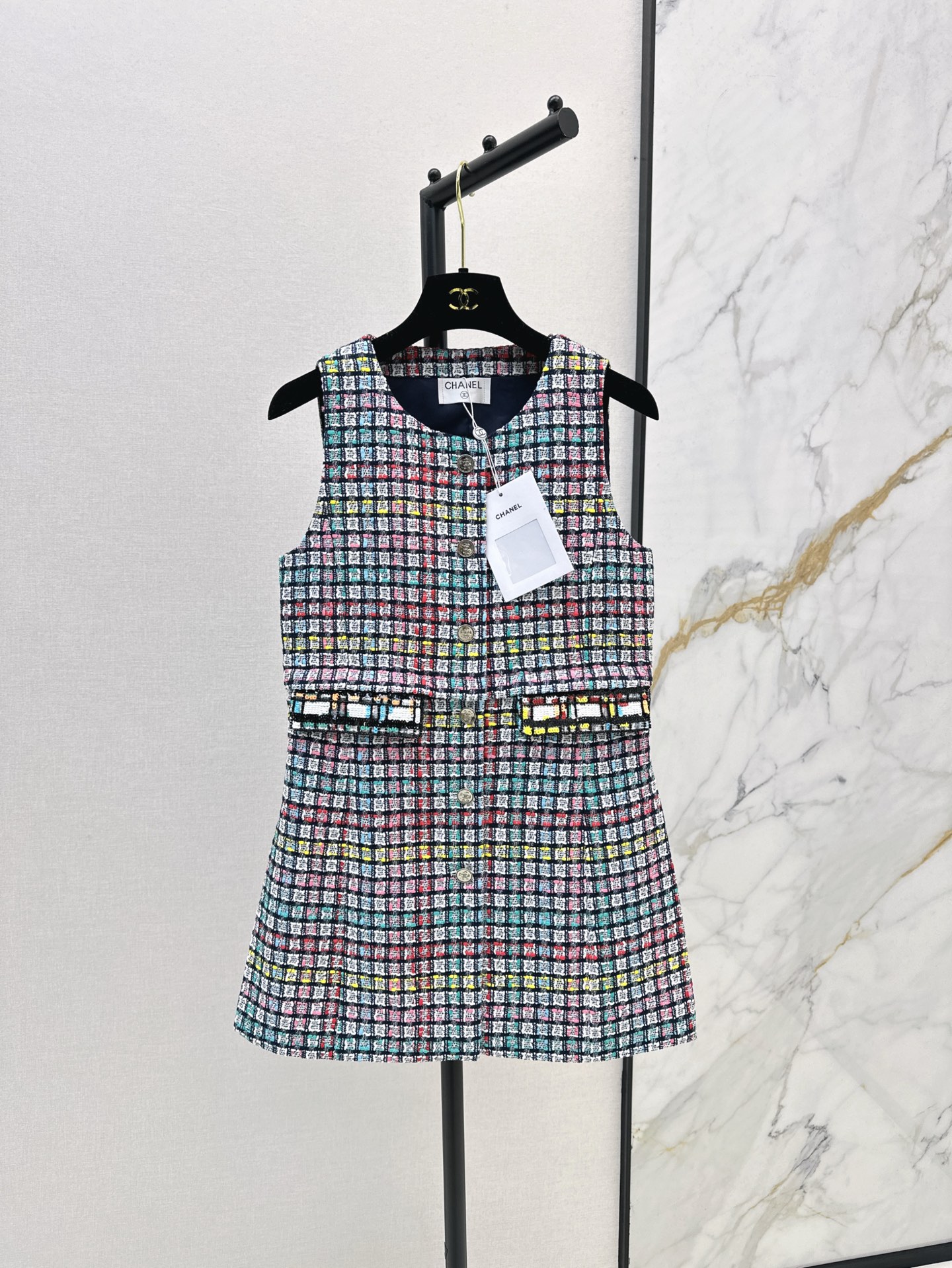 NO:315920,C home 25Ss————The latest colored plaid vest skirt in spring and summer. Original developed woven fabric. Three-dimensional tailoring is perfect for waist-hugging. Elegant and intellectual and slim. A must-have high-end item for white and rich beauty. Original customized hardware buckle!  SML, Chanel, skirts, alexander wang19860909C家 25Ss————春夏最新款彩格珠片背心裙 原版开发编织面料 立体剪裁完美收腰版型优雅知性又显瘦 白富美必备高级单品 原版定制五金扣！一色现货发售sml,,chanel,skirts,alexander wang,Women's clothing