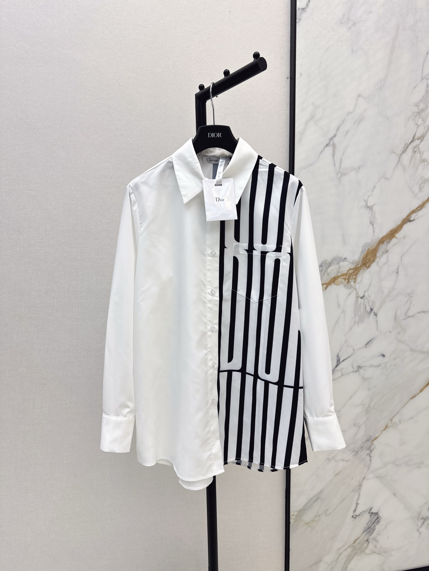 NO:315926,CD 25Ss—————The latest color-blocked printed shirt in early spring is full of fashionable and high-end feeling. The fabric is very textured. Fashionable and high-end. The color is super positive. The upper body looks white and slim. A classic series with a cool and handsome feeling. It is windy when walking. The upper body is fully open. The length is just right. Easy to control. One color is available for sale in stock. SML, Shirts, Alexander wang19860909CD 25Ss————早春最新款拼色印花衬衫上身就是满满的时髦高级感自带气场 面料质感很奈斯 时髦又高级 颜色超级正 上身显白又显瘦 自带酷帅感的经典系列 走路都带风 上身气场全开 长度恰到好处 轻松驾驭 一色现货发售sml,,shirts,alexander wang,Women's clothing