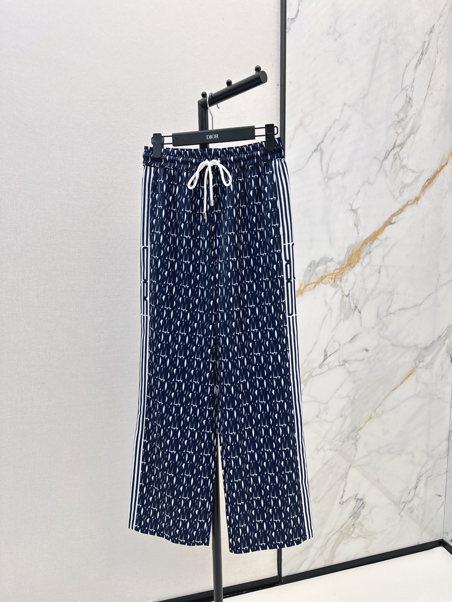 NO:315938,CD 25Ss——————The latest logo for early spring, presbyterian set printed silhouette shirt   trousers. Custom imported twill thick material. The texture is draped and comfortable. The whole body is full of jacquard. The old money is full of slackness. The top is decorated with elegant body temperament. The delicate pointed collar is matched with the front single-breasted decoration. The neat tailoring details show the texture of the big brand. The letter logo is embellished in the chest pocket. Echo the outer side of the rotator sleeve. Paired with the same series of trousers. The letter webbing on the side is unified up and down. You can use daily commuting. Advanced without losing the aura. One-color development. SML trousers, Shirts, alexander wang.19860909CD 25Ss————早春最新款logo老花套装印花廓形衬衫 长裤 定制进口斜纹稠材质 质感垂顺舒适 通体满印字母提花 老钱松弛感满满 上衣修饰身材气质优雅 精致尖领搭配前襟单排扣装饰 利落剪裁细节彰显大牌质感 胸前口袋点缀字母徽标 与肩袖外侧呼应 搭配同系列长裤 侧面字母织带上下统一 日常通勤都可以 高级而不失气场 一色分开发 现货发售sml 长裤,,shirts,alexander wang,Women's clothing