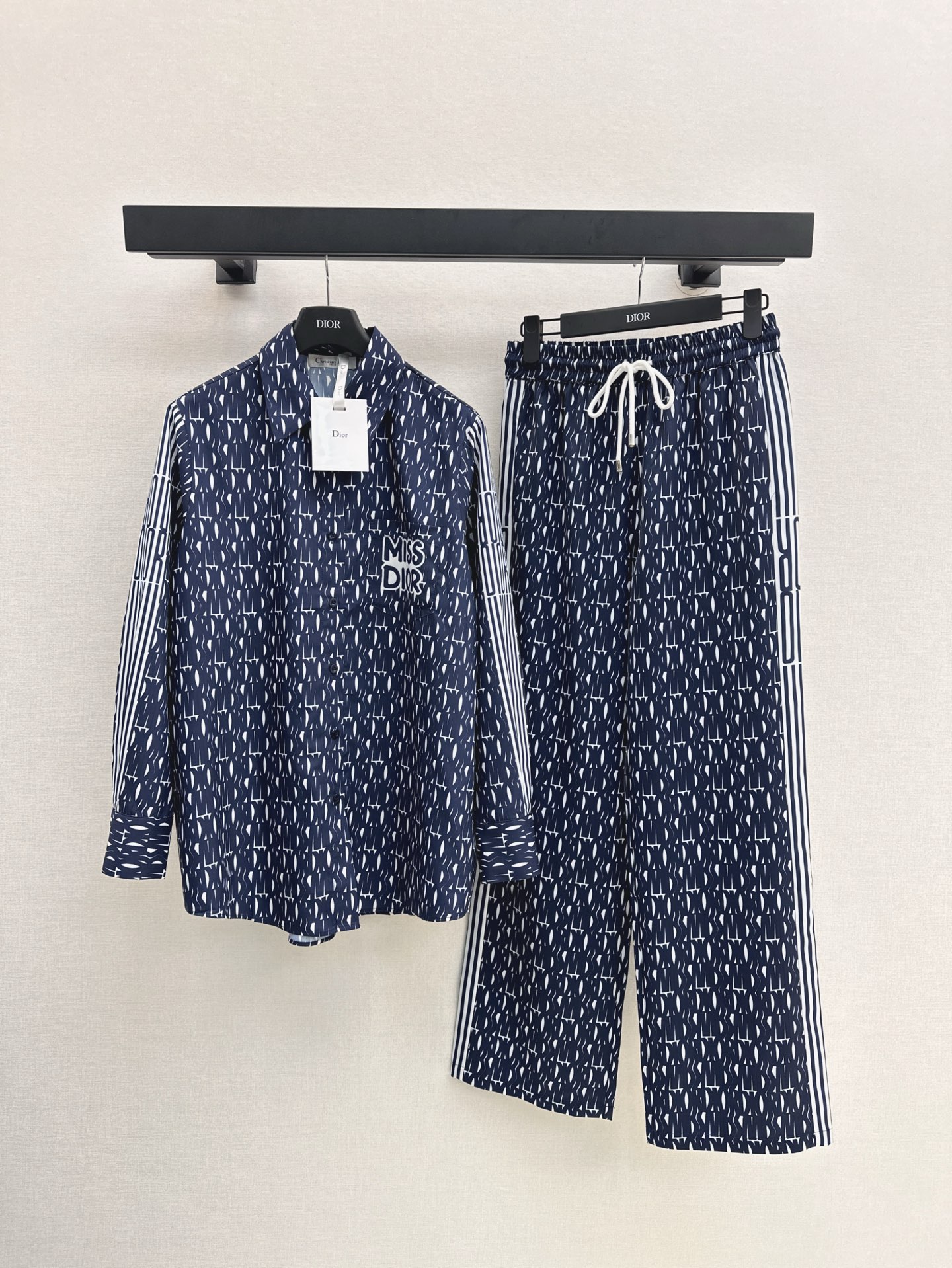 NO:315941,CD 25Ss——————The latest logo for early spring, presbyterian set printed silhouette shirt   trousers. Custom imported twill thick material. The texture is draped and comfortable. The whole body is full of jacquard. The old money is full of slackness. The top is decorated with elegant body temperament. The delicate pointed collar is matched with the front closure. The neat tailoring details show the texture of the big brand. The letter logo is embellished with the outer side of the rotator sleeve. Matched with the same series of trousers. The letter webbing on the side is unified up and down. You can use daily commuting. Advanced without losing the aura. One-color development. SML shirts, Shirts, alexander wang.19860909CD 25Ss————早春最新款logo老花套装印花廓形衬衫 长裤 定制进口斜纹稠材质 质感垂顺舒适 通体满印字母提花 老钱松弛感满满 上衣修饰身材气质优雅 精致尖领搭配前襟单排扣装饰 利落剪裁细节彰显大牌质感 胸前口袋点缀字母徽标 与肩袖外侧呼应 搭配同系列长裤 侧面字母织带上下统一 日常通勤都可以 高级而不失气场 一色分开发 现货发售sml 衬衫,,shirts,alexander wang,Women's clothing