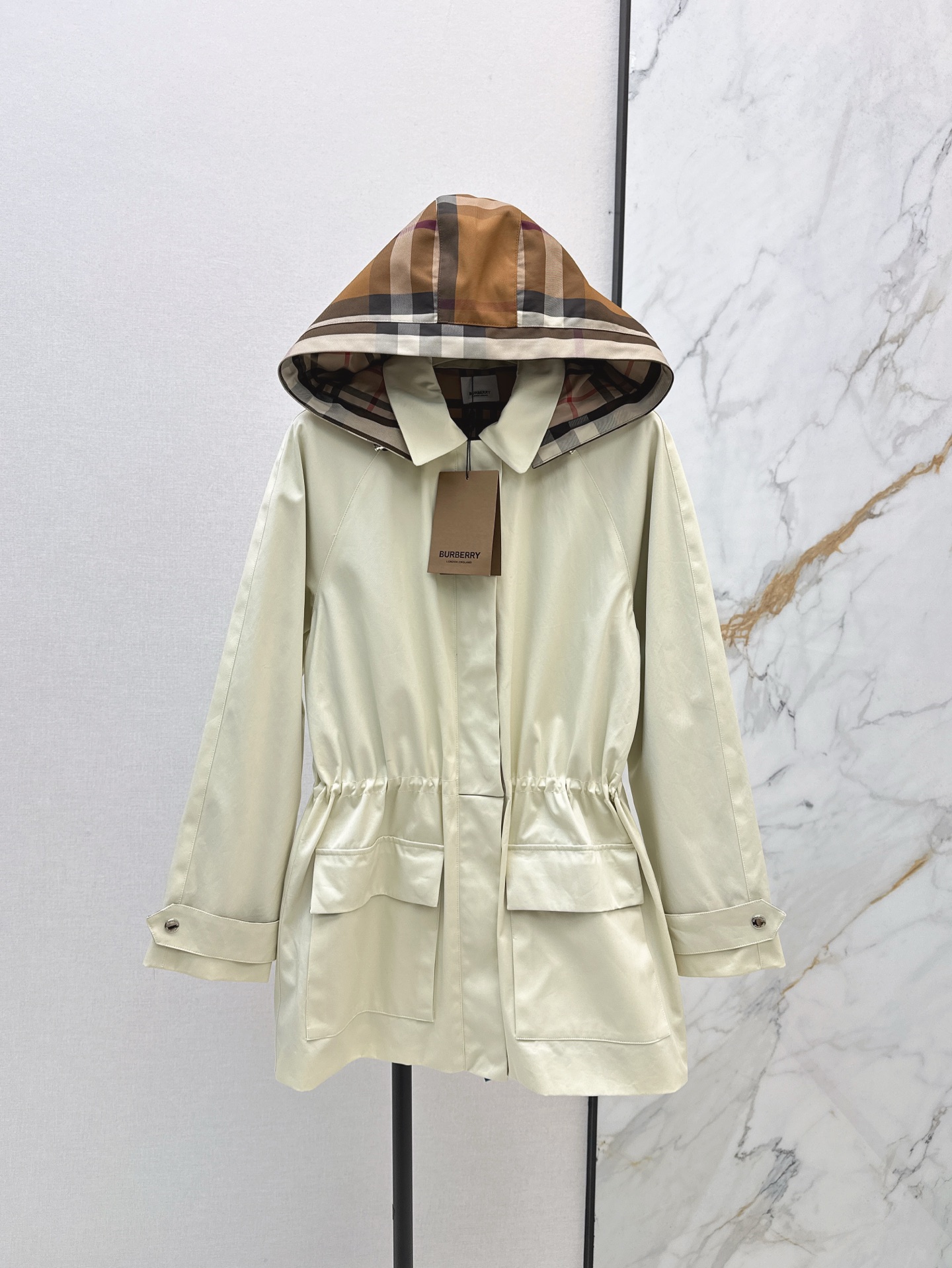 NO:315948,Bur 25Ss——————The latest model of early spring removal hooded drawstring windbreaker jacket custom twill cotton imported windbreaker material craft processing, crisp and stylish, high-quality texture Hooded lapel mid-length windbreaker jacket with shoulder-falling design to create a slack and casual style. The hood is turned out to reveal the lining of the classic checkered print. Button adjustment in one second to remove and change the shirt lapel. The cuff lace-up and flip pocket style are coordinated and unified to add a casual feeling. Light up the styling. The mid-length style is matched with drawstrings to highlight the waistline and create an elegant outline. A must-have item for early spring that is both fashionable and practical. Daily windbreaker layering. One-color spot-on sml, burberry, jackets & coats,shirts,hats,alexander wang19860909Bur 25Ss————早春最新款拆卸连帽抽绳风衣外套定制斜纹棉进口风衣材质 工艺处理 挺括有型 质感高级 连帽翻领中长款风衣外套 落肩设计打造松弛休闲风格 兜帽外翻露出内衬经典格纹印花 钮扣调节一秒拆卸变衬衫翻领 袖口系带与翻盖口袋风格协调统一 增添休闲感 点亮造型 中长款搭配抽绳凸显腰部线条 打造优雅的轮廓 时尚与实用兼备的早春必备单品 日常风衣叠穿 一色现货发售sml,,burberry,jackets & coats,shirts,hats,alexander wang,Women's clothing