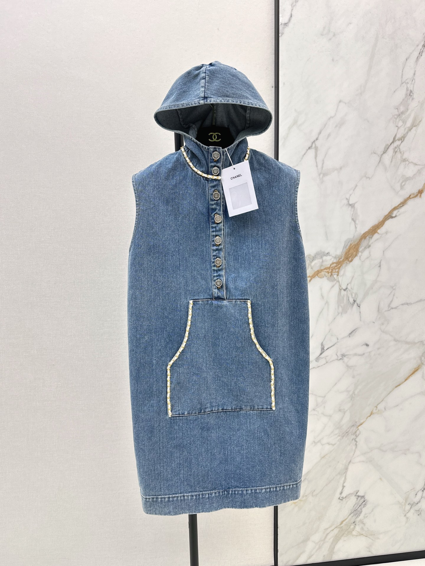 NO:315952,C home 25Ss————The latest chain decorative hooded denim dress custom denim fabric is comfortable and stylish, with high texture, one-ring chain decoration on the neckline, high-end style, straight style, inclusive body shape, slim and fashionable, single wear in spring and summer, autumn and winter stacked sweaters are all beautiful, three-color spot on sale, sml, chanel, skirts, sweaters, hats, alexander wang19860909C家 25Ss————春夏最新款链条装饰连帽牛仔连衣裙定制牛仔面料舒适有型 质感上乘 领口一圈链条装饰 风格高级协调 直筒版型 穿搭包容身形 显瘦时髦 春夏单穿 秋冬叠搭毛衣都好好看 三色现货发售sml,,chanel,skirts,sweaters,hats,alexander wang,Women's clothing