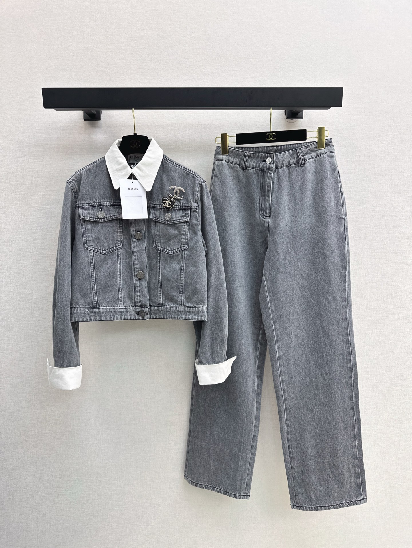 NO:315954,C home 25Ss——————The latest retro old washing denim suit for early spring can be detachable denim jacket   trousers Custom denim material enzyme multiple washes Dark gray evenly colored Lapel pocket jacket jacket style Collar cuff white splicing Easy to disassemble with button adjustment Two ways to wear Two rhinestone brooch on the chest The design is rich in layers to increase the brand's sense of luxury and more fashionable. Match with denim trousers in the same series The legs can be folded and worn straight and slender The straight fit makes the legs look straight and slender, full of details The set is fashionable and fashionable. One set is available in one color. SML, chanel, jackets & coats, jackets & coats, brooch, breastpin, alexander wang19860909C家 25Ss————早春最新款复古做旧洗水牛仔套装可拆卸牛仔外套 长裤 定制牛仔材质酵素多重水洗 深灰上色均匀 翻领口袋夹克外套版型 领口袖口白色拼接 以钮扣调节轻松拆卸 搭配出两种穿法 胸口两款水钻胸针点缀 设计层次丰富 增加品牌高级感 时尚感更突出 搭配同系列牛仔长裤 裤腿可做翻折穿法 直筒版型更显腿部笔直纤细 细节满满 成套搭配时髦且洋气 一套出 一色现货发售sml,,chanel,jackets & coats,jackets & coats,brooch，breastpin,alexander wang,Women's clothing