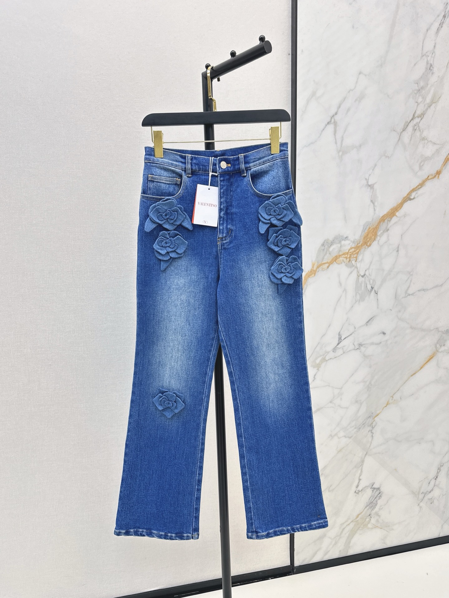 NO:315958,Fashionable essence VLTN 25Ss———The latest model of early spring heavy craftsmanship three-dimensional flower decoration denim straight pants high-quality jeans fabric, high-waist three-dimensional tailoring style is not picky, can be sweet or salty, cool and handsome, details are added, one-color spot on sale sml, jeans, alexander wang19860909时髦精必入 VLTN 25Ss———早春最新款重工艺立体花朵装饰牛仔直筒裤高品质牛仔裤面料 高腰立体剪裁版型不挑人 可甜可盐上身潇洒帅气 细节加分 一色现货发售sml,,jeans,alexander wang,Women's clothing