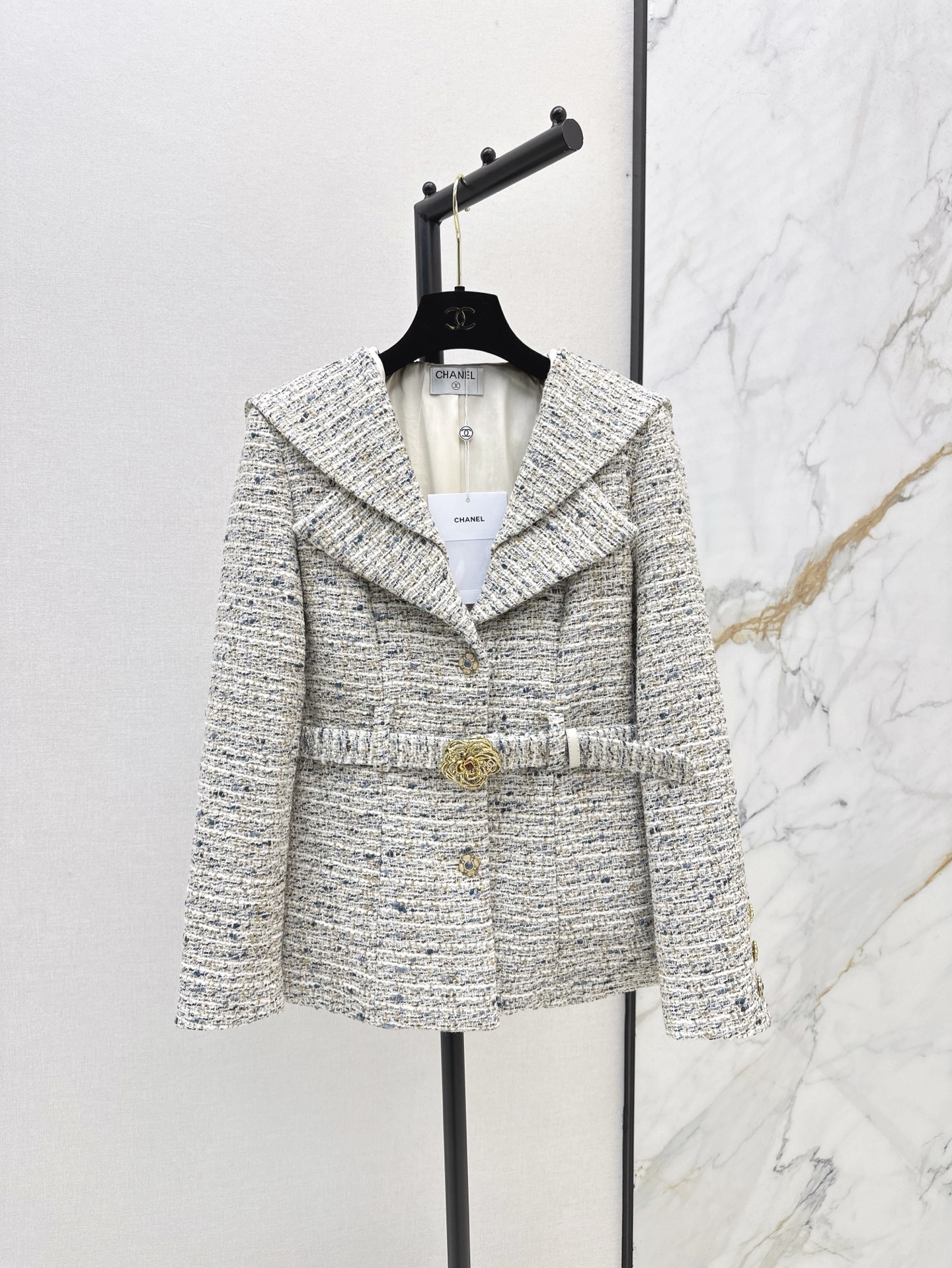 NO:315943,C Home 25Ss————The latest model of early spring age-reducing shawl design knitted jacket customized braided fabric is really high-end, and the appearance is online!  Age-reducing shawl with custom belt. A delicate and fashionable style. The upper body looks slim and versatile. It is particularly elegant and age-reducing. It is available in stock. SML, loro piana, chanel, jackets & coats, shawls, alexander wang19860909C家 25Ss————早春最新款减龄披肩设计编织外套定制编织面料 真的很高级了 颜值在线！减龄披肩做法搭配定制腰带 精致时髦的一款～上身显瘦又百搭 特别减龄优雅～一色现货发售sml,,loro piana,chanel,jackets & coats,shawls,alexander wang,Women's clothing