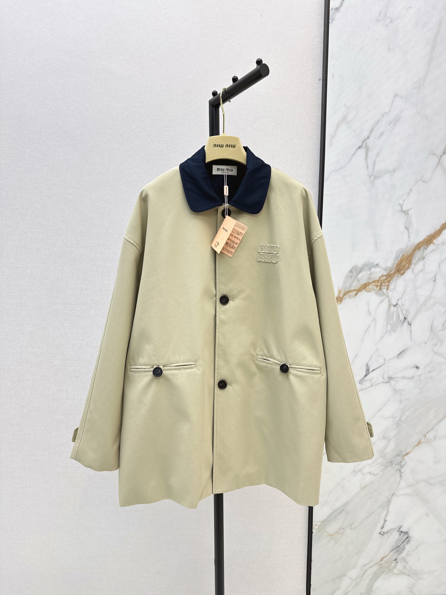 NO:315947,Exclusive model ~Miu 25Ss————The latest color-blocking collar workwear mid-length windbreaker contrasting color splicing design Exclusive imported high-density windbreaker fabric with plaid lining, wide texture and delicate pendant feeling, classic H-style style, fashionable temperament, tall and elegant and casual high-end sense, excellent upper body aura, one-color on sale in stock, miumiu, alexander wang19860909独家款 ～Miu 25Ss————早春最新款拼色领工装中长风衣撞色拼接设计 独家进口高密风衣面料搭配格纹里衬 挺阔质感细腻坠感超赞 经典H版型 时髦气质显高挑 优雅随性的高级感 上身气场超赞 一色现货发售,,miumiu,alexander wang,Women's clothing