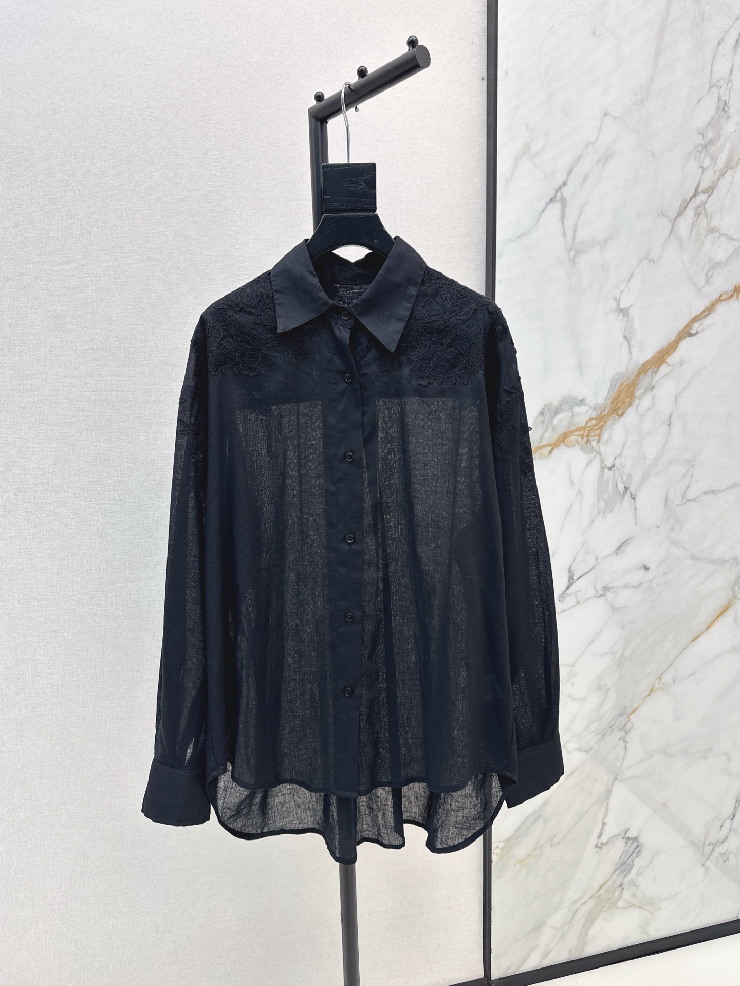 NO:316507,Ch～E 25Ss————The latest embroidered lace decorative silhouette shirt in early spring is casual but elegant. All kinds of matching are very fashionable. Small loose front and short back long straight style. The back is pleated. The upper body covers the flesh and makes it look slimming. Two colors are available for sale in stock. Shirts, alexander wang19860909Ch～E 25Ss————早春最新款刺绣蕾丝装饰廓形衬衫带着休闲风却不失优雅 各种搭配都很时髦 小宽松前短后长直筒版型 后背是褶皱做法 上身遮肉显瘦 两色现货发售sml,,shirts,alexander wang,Women's clothing