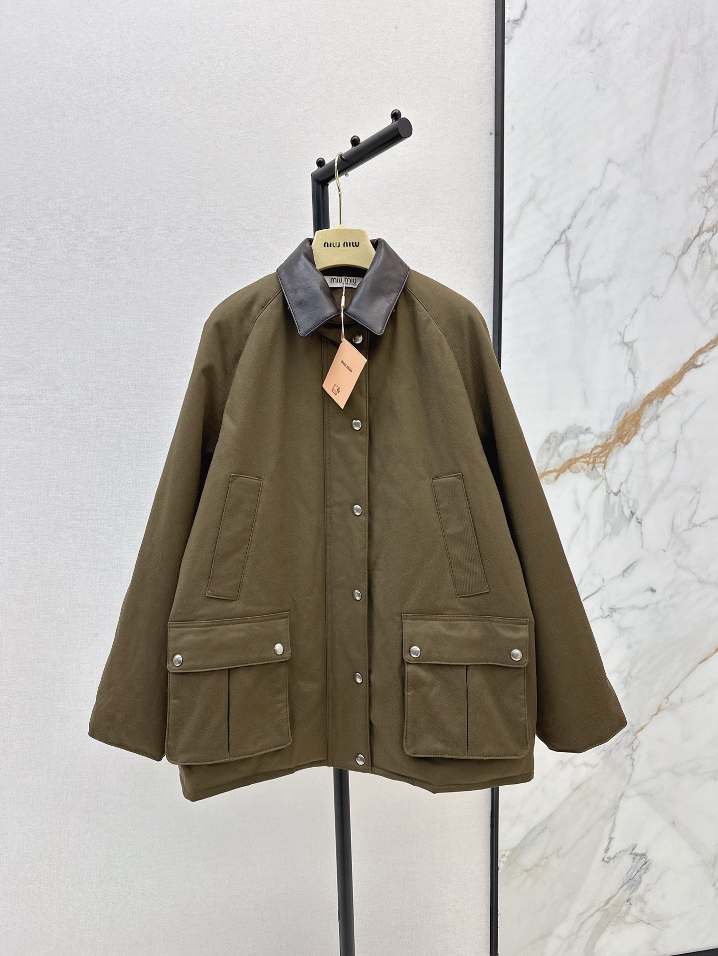 NO:316510,Exclusive first launch Miu 25Ss——————The latest black leather lapel canvas cotton jacket in early spring, original custom imported 100% sheepskin splicing, the miumiu micro logo on the back, three-dimensional Oversize tailoring, seemingly simple style, super heavy, fashionable and handsome casual lazy style, perfect style, upper body, A and cool, one-color spot on sale, sml, miumiu, versace, jackets & coats, sheepskin, alexander wang19860909独家首发 Miu 25Ss————早春最新款黑色皮革翻领帆布棉服外套原版定制进口百分百羊皮拼接 背面的miumiu微标的点缀 立体Oversize剪裁 看似简单版型超重时髦又帅气的随性慵懒风 完美版型上身又A又飒 一色现货发售sml,,miumiu,versace,jackets & coats,sheepskin,alexander wang,Women's clothing