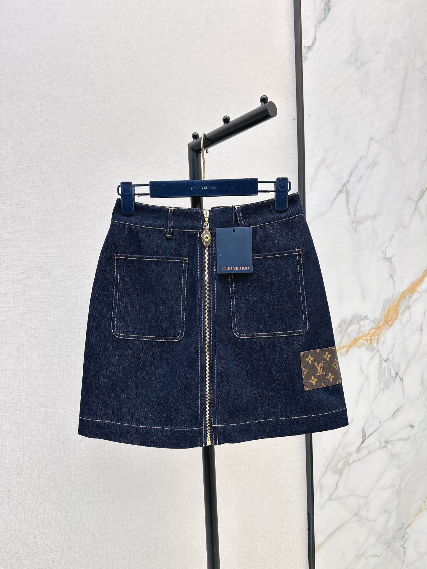 NO:316516,L Home 25Ss——————The latest zipper leather brand denim skirt custom twill cotton denim fabric in early spring, good breathability, soft and skin-friendly, multi-enzyme washing process, restore the texture of natural dark denim, contour line pocket echoes symmetry, retro and fashionable, letter leather cards on the back waist and front hem, high-end style, echoing with zipper leather buckles, increase the styling, highlighting fashionable style, easy to wear, good proportions, one-color spot sml,, louis vuitton, skirts, alexander wang19860909L家 25Ss————早春最新款拉链皮牌牛仔半裙定制斜纹棉牛仔面料 透气性佳 柔软亲肤 多重酵素水洗工艺处理 还原自然深色牛仔质感 轮廓线口袋呼应对称 复古又时尚 后腰和前侧下摆点缀字母皮牌 格调高级 与拉链皮扣呼应 增加造型感 突出时髦风格 轻松穿出好比例 一色现货发售sml,,louis vuitton,skirts,alexander wang,Women's clothing