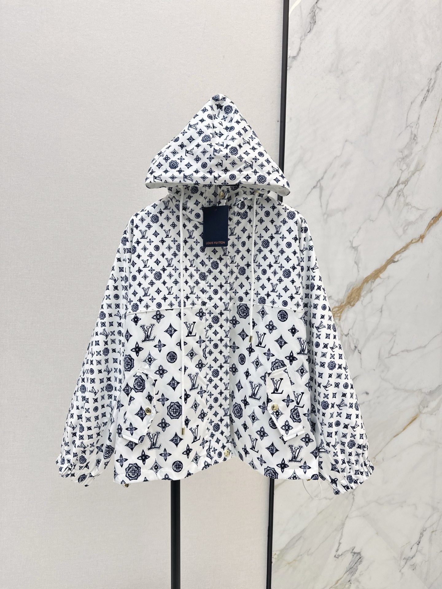 NO:316525,L Home 25Ss——————The latest printed hooded charge jacket jacket custom-made imported charge nylon material, breathable and comfortable, full texture, hooded drawstring jacket jacket style, the large body is full of printed strips as the highlight, the letter logo complements the four-leaf clover elements, low-key displays taste with leather zipper buckle, elastic and flexible cuffs, lighter and flexible hem tightening design, easy outline waist, get rid of bloat, first-class windproof and cold protection effect, two colors are available for sale in stock,,louis vuitton, jackets & coats, jackets & coats,hats,alexander wang19860909L家 25Ss————早春最新款印花连帽冲锋夹克外套定制进口冲锋尼龙材质 透气舒适 质感十足 连帽抽绳夹克外套版型 大身通体以印花满铺作为亮点 字母徽标与四叶草元素相得益彰 配合皮标拉链扣低调彰显品味 袖口弹性松紧贴合身型 更轻便灵活下摆收紧设计 轻松勾勒腰身 摆脱臃肿 防风御寒效果一流 两色现货发售sml,,louis vuitton,jackets & coats,jackets & coats,hats,alexander wang,Women's clothing