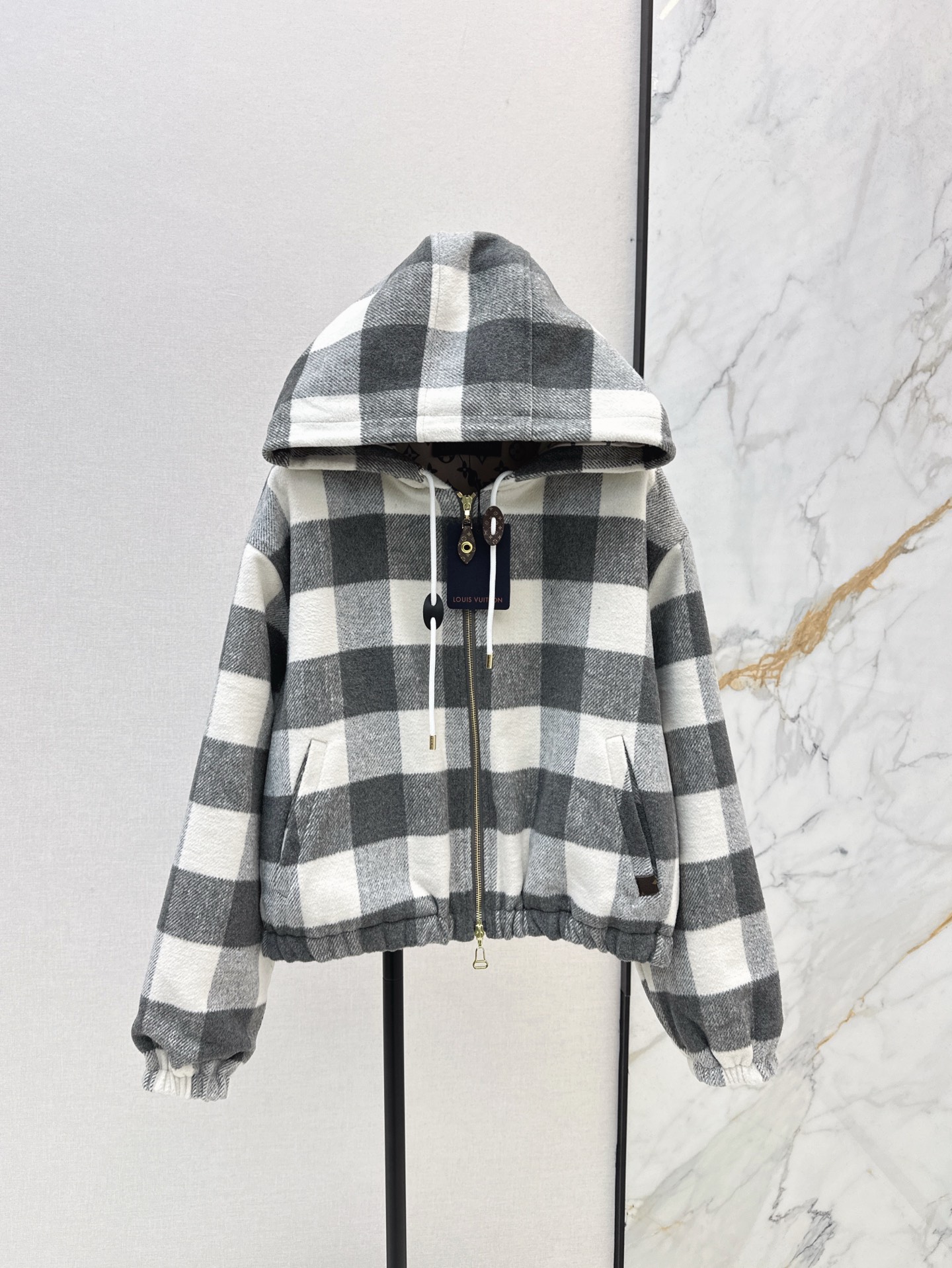 NO:316528,L Home 25Ss—————The latest model of early spring gray and white plaid hooded zipper jacket customized imported fine imitation wool material comfortable and soft, fashionable outfit, hooded zipper jacket style, two-way zipper treatment is more convenient to put on and take off, exquisite elastic edge on the cuff hem, gray and white plaid with inner milk tea presbyopia pattern, low-saturation color style is more coordinated and unified, drawstring zippers incorporate brand presbyopia leather logo, low-key highlights the brand's personality charm, one-color spot on sale sm, louis vuitton, jackets & coats, hats, alexander wang19860909L家 25Ss————早春最新款灰白格纹连帽拉链外套定制进口精仿羊毛材质 舒适软糯 穿搭洋气 连帽拉链外套版型 双向拉链处理穿脱更便利 袖口下摆精致弹力包边 灰白格纹搭配内里奶茶色老花图案 低饱和色系风格更协调统一 抽绳拉链融入品牌老花皮标 低调彰显了品牌个性魅力 一色现货发售sm,,louis vuitton,jackets & coats,hats,alexander wang,Women's clothing