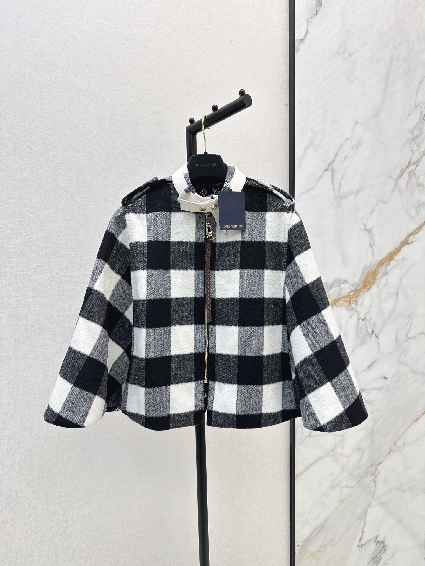 NO:316521,L Home 25Ss——————The latest black and white plaid wool cloak jacket in early spring custom imported fine imitation wool material, excellent texture, skin-friendly and comfortable, obvious plush feel to enhance windproof and cold resistance index, regular zipper cloak jacket, shoulder-mounted shoulder-shaped fit and shoulder strap buckle details, echoing the neckline leather strap buckle, adding a cool feeling, black and white plaid all over the body, full of four-leaf clover logo details, classic and durable, versatile, one-color spot on sale, sml,, louis vuitton, jackets & coats, alexander wang19860909L家 25Ss————早春最新款黑白格纹毛呢斗篷外套定制进口精仿羊毛材质 质感上乘 亲肤舒适 明显毛绒手感提升防风御寒指数 常规款拉链斗篷外套 正肩版型搭配肩带扣细节 与领口皮质带扣呼应 增添飒爽感 通体分布黑白格纹 内里满铺四叶草徽标细节 经典耐看百搭 一色现货发售sml,,louis vuitton,jackets & coats,alexander wang,Women's clothing