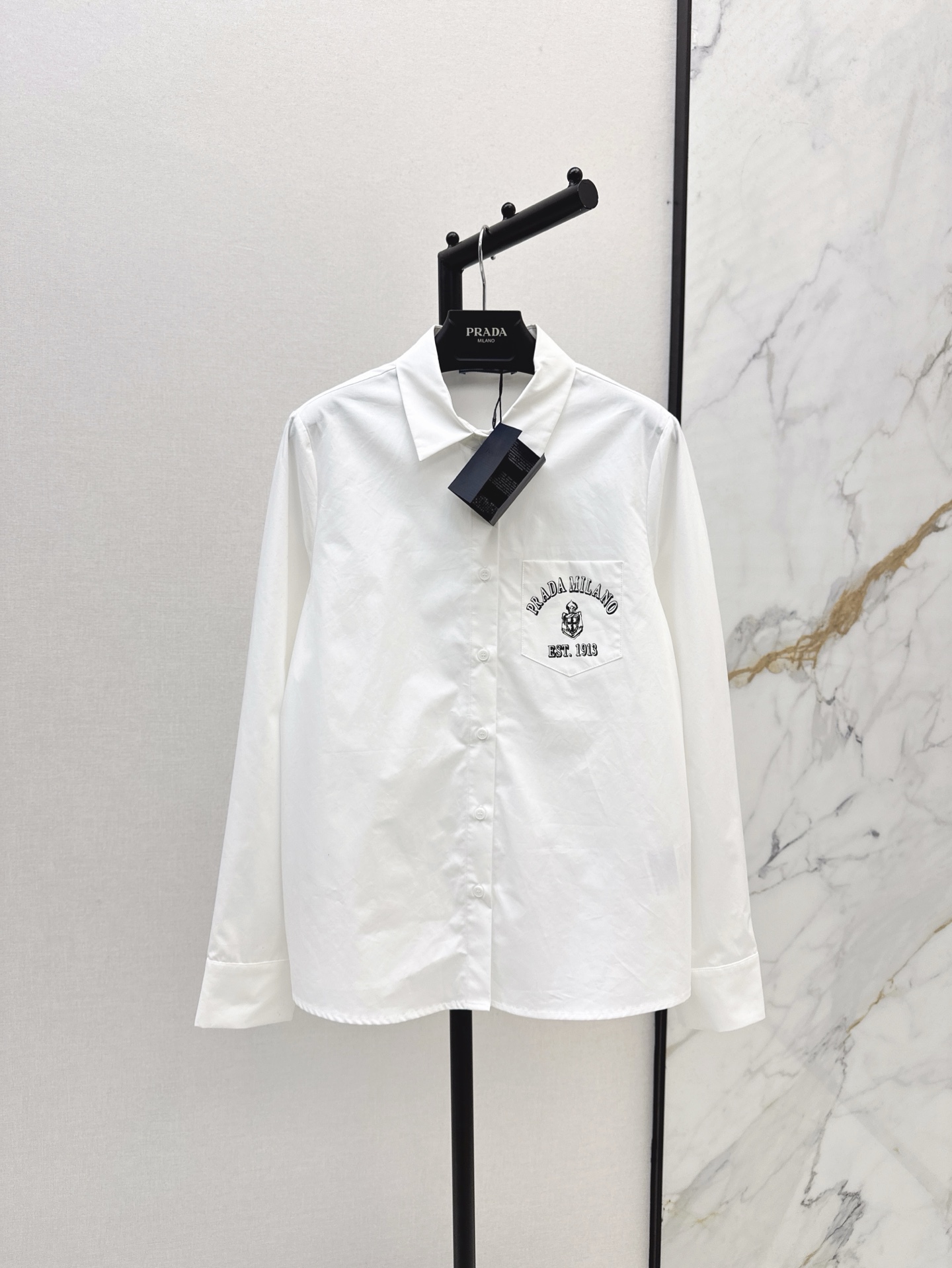 NO:316518,PD 25Ss—————The latest logo letter printed shirt in early spring is full of fashionable and high-end style on the upper body. The fabric is very textured. Fashionable and high-end color. The upper body looks white and slim. A classic series with a cool and handsome feeling. It is windy when walking. The upper body is fully open. The length is just right. Easy to control. Two colors are available for sale in stock. SML, Shirts, Alexander wang19860909PD 25Ss————早春最新款logo字母印花衬衫上身就是满满的时髦高级感自带气场 面料质感很奈斯 时髦又高级 颜色超级正 上身显白又显瘦 自带酷帅感的经典系列 走路都带风 上身气场全开 长度恰到好处 轻松驾驭 两色现货发售sml,,shirts,alexander wang,Women's clothing