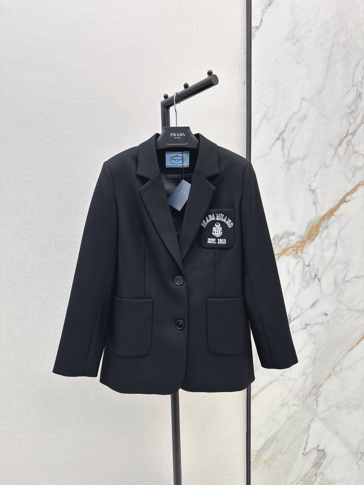 NO:316512,PD 25Ss———The latest brand logo embellishment of the latest single-breasted suit jacket in early spring, especially eye-catching, full of personality, full of temperament, visually very slim, suit style, three-dimensional and stylish, design sense is very good, the upper body is age-reducing, playful and fashionable, workmanship quality is online, two colors are available in stock, sml, jackets & coats, business suit, alexander wang19860909PD 25Ss———早春最新款单排扣西服外套经典品牌Logo点缀 特别吸睛 个性十足 尽显气质 视觉上非常显瘦 西装版型立体有型 设计感很到位 上身减龄又俏皮时髦 做工品质在线 两色现货发售sml,,jackets & coats,business suit,alexander wang,Women's clothing