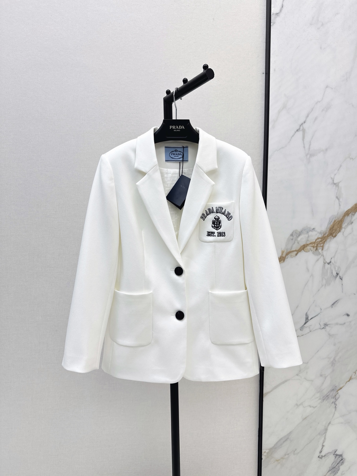 NO:316515,PD 25Ss———The latest brand logo embellishment of the latest single-breasted suit jacket in early spring, especially eye-catching, full of personality, full of temperament, visually very slim, suit style, three-dimensional and stylish, design sense is very good, the upper body is age-reducing, playful and fashionable, workmanship quality is online, two colors are available in stock, sml, jackets & coats, business suit, alexander wang19860909PD 25Ss———早春最新款单排扣西服外套经典品牌Logo点缀 特别吸睛 个性十足 尽显气质 视觉上非常显瘦 西装版型立体有型 设计感很到位 上身减龄又俏皮时髦 做工品质在线 两色现货发售sml,,jackets & coats,business suit,alexander wang,Women's clothing