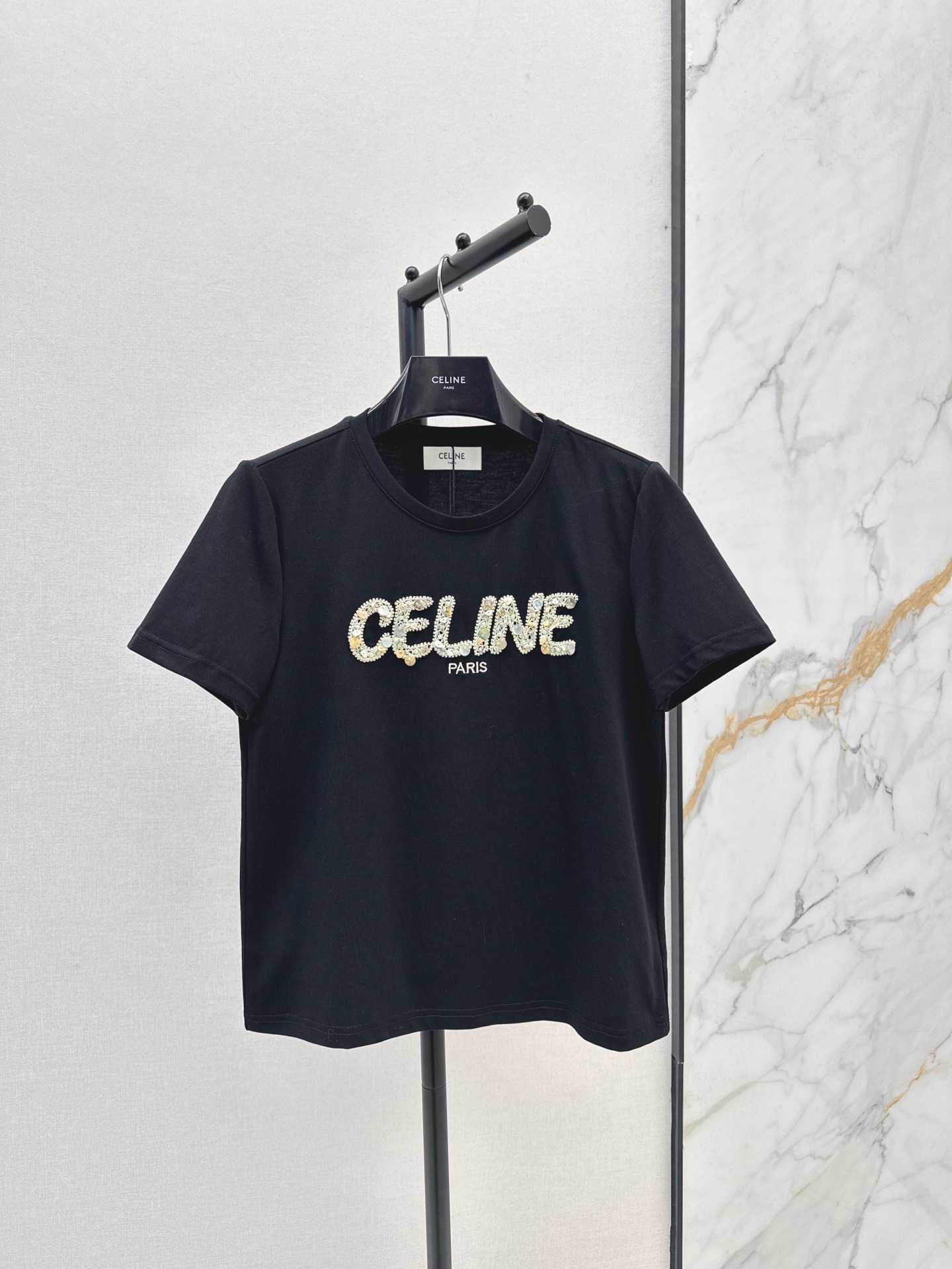 NO:316500,CE 25Ss——————The latest logo letter short-sleeved T-shirt in early spring. Retro modern atmosphere. The logo patch on the chest adds a sense of design to the overall casual atmosphere. There is absolutely no mistake in the upper body. It is versatile and relaxed. The style is comfortable and comfortable. It is a classic item that looks good even when wearing and layering. Three-color spot sml, T-shirt,tees, t-shirt,alexander wang19860909CE 25Ss————早春最新款logo字母短袖T恤 复古摩登氛围感 胸前徽标贴饰在整体的休闲氛围中增添设计感 上身绝对不出错 百搭有松弛感 版型合体舒适 随性自在 单穿叠穿都好看的经典单品 三色现货发售sml,,T-shirt,tees，t-shirt,alexander wang,Women's clothing