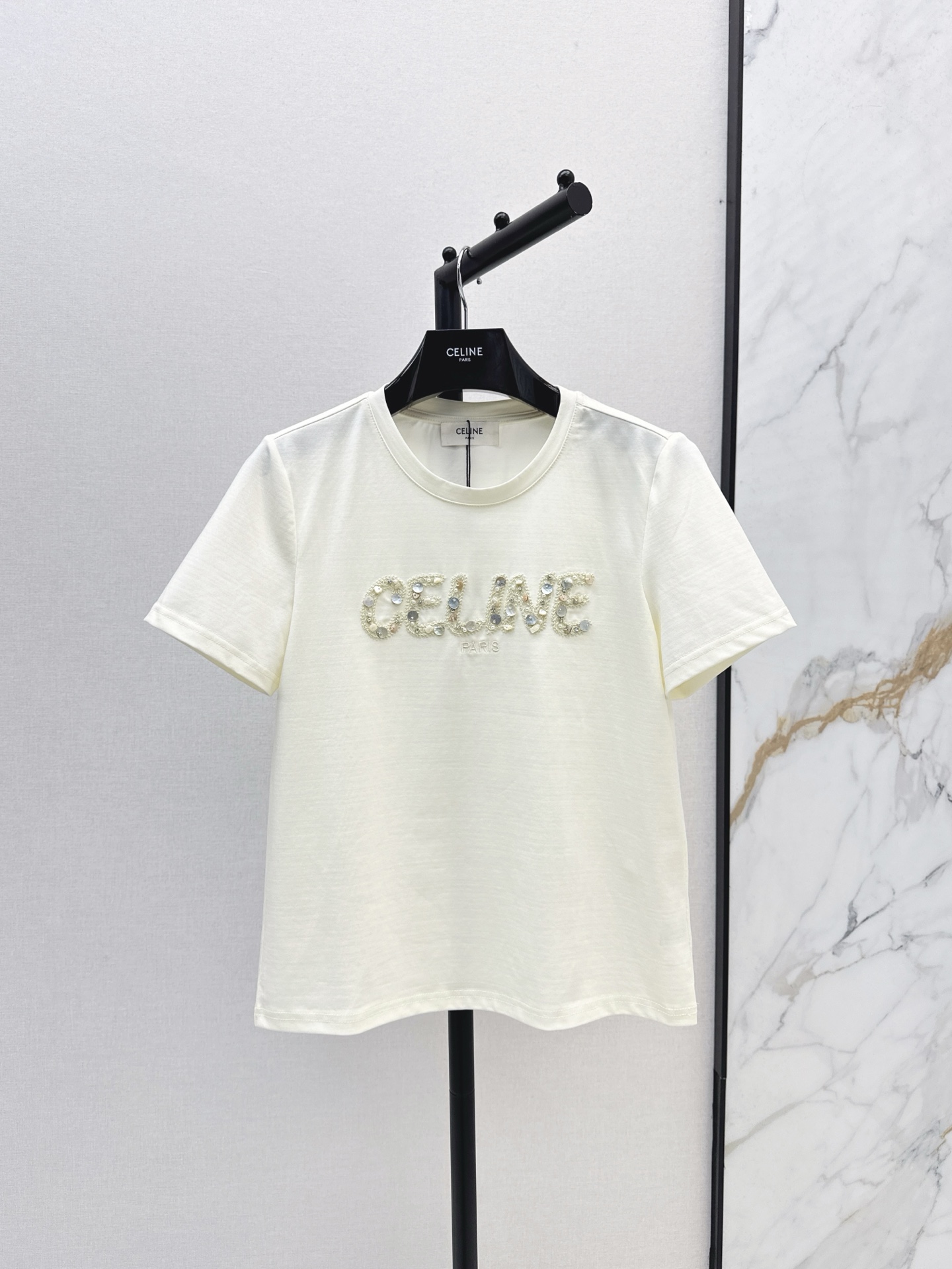 NO:316503,CE 25Ss——————The latest logo letter short-sleeved T-shirt in early spring. Retro modern atmosphere. The logo patch on the chest adds a sense of design to the overall casual atmosphere. There is absolutely no mistake in the upper body. It is versatile and relaxed. The style is comfortable and comfortable. It is a classic item that looks good even when wearing and layering. Three-color spot sml, T-shirt,tees, t-shirt,alexander wang19860909CE 25Ss————早春最新款logo字母短袖T恤 复古摩登氛围感 胸前徽标贴饰在整体的休闲氛围中增添设计感 上身绝对不出错 百搭有松弛感 版型合体舒适 随性自在 单穿叠穿都好看的经典单品 三色现货发售sml,,T-shirt,tees，t-shirt,alexander wang,Women's clothing