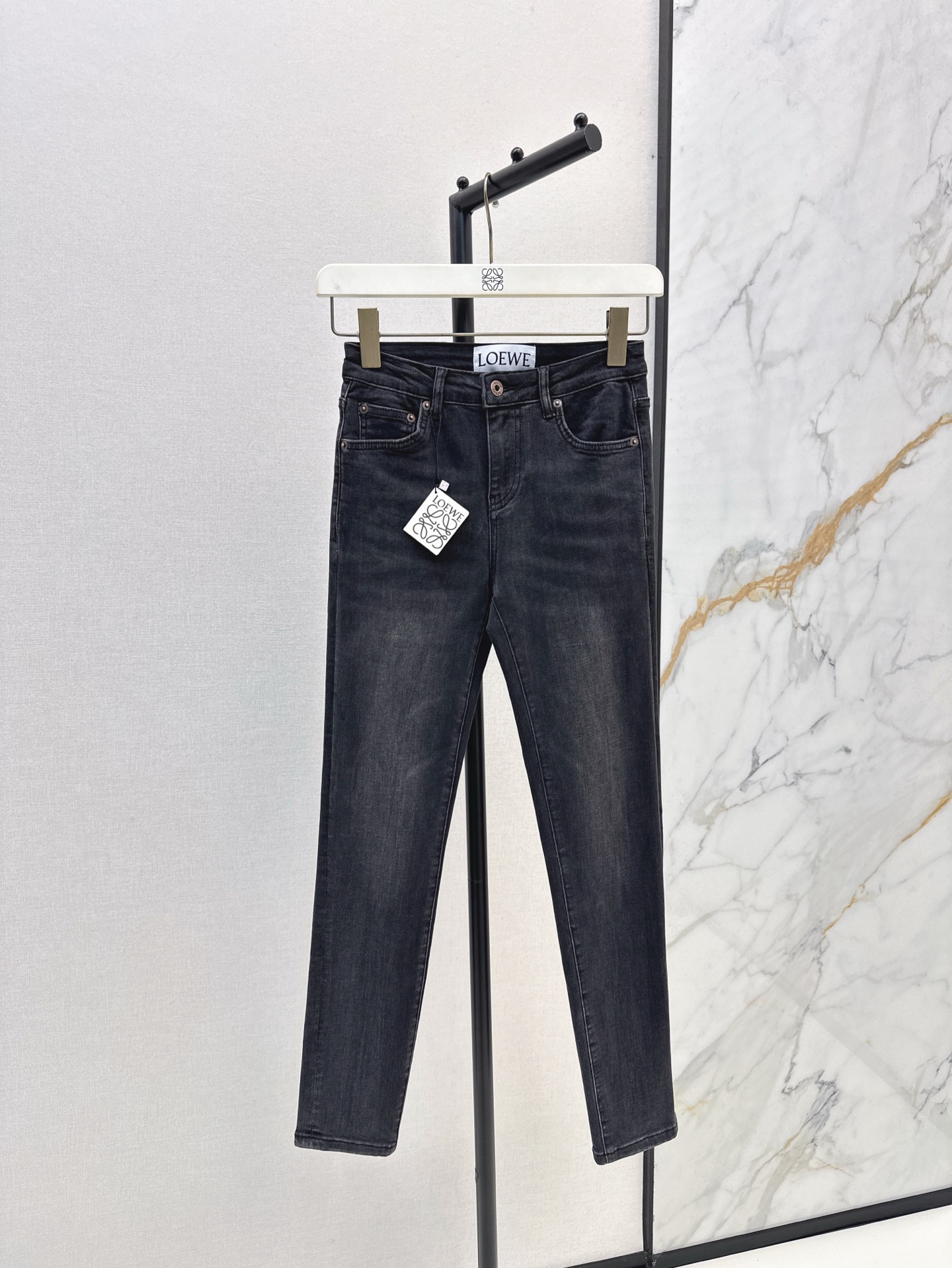 NO:316499,Loe 25Ss—————The latest model of back pocket embroidered jeans in early spring. The upper body is the bird's legs and the visual feeling. The fabric is elastic and comfortable. It is durable and wear-resistant. Essential items. The upper body automatically looks slimming and lifts the hips. Two colors are available in stock. smlxlxxl,,loewe,jeans,alexander wang19860909Loe 25Ss————早春最新款后背口袋刺绣设计牛仔裤 上身就是小鸟腿即视感 面料带有弹性非常舒服 耐穿耐磨 必备单品 上身自动显瘦提臀 两色现货发售smlxlxxl,,loewe,jeans,alexander wang,Women's clothing