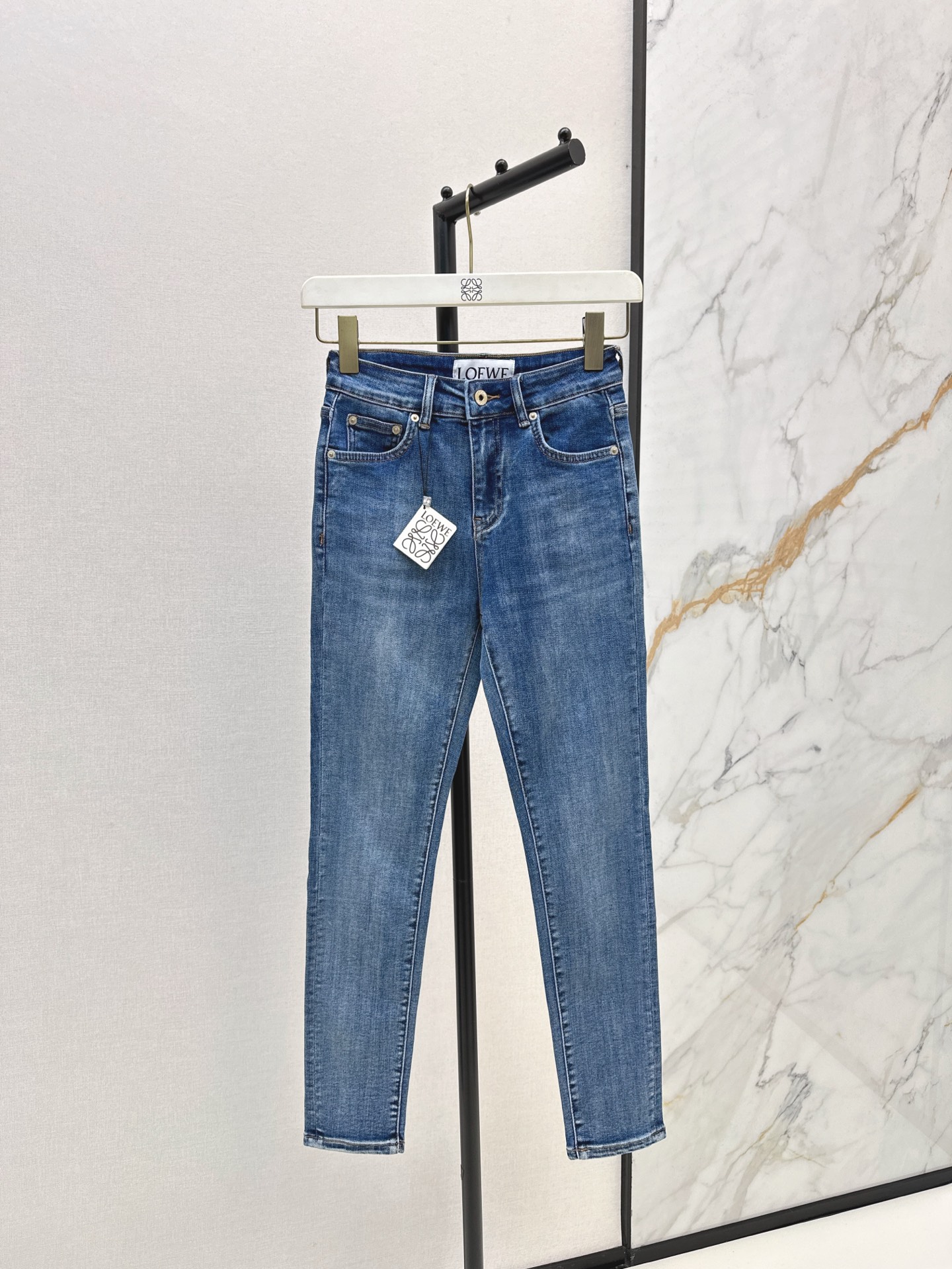 NO:316497,Loe 25Ss—————The latest model of back pocket embroidered jeans in early spring. The upper body is the bird's legs and the visual feeling. The fabric is elastic and comfortable. It is durable and wear-resistant. Essential items. The upper body automatically looks slimming and lifts the hips. Two colors are available in stock. smlxlxxl,,loewe,jeans,alexander wang19860909Loe 25Ss————早春最新款后背口袋刺绣设计牛仔裤 上身就是小鸟腿即视感 面料带有弹性非常舒服 耐穿耐磨 必备单品 上身自动显瘦提臀 两色现货发售smlxlxxl,,loewe,jeans,alexander wang,Women's clothing