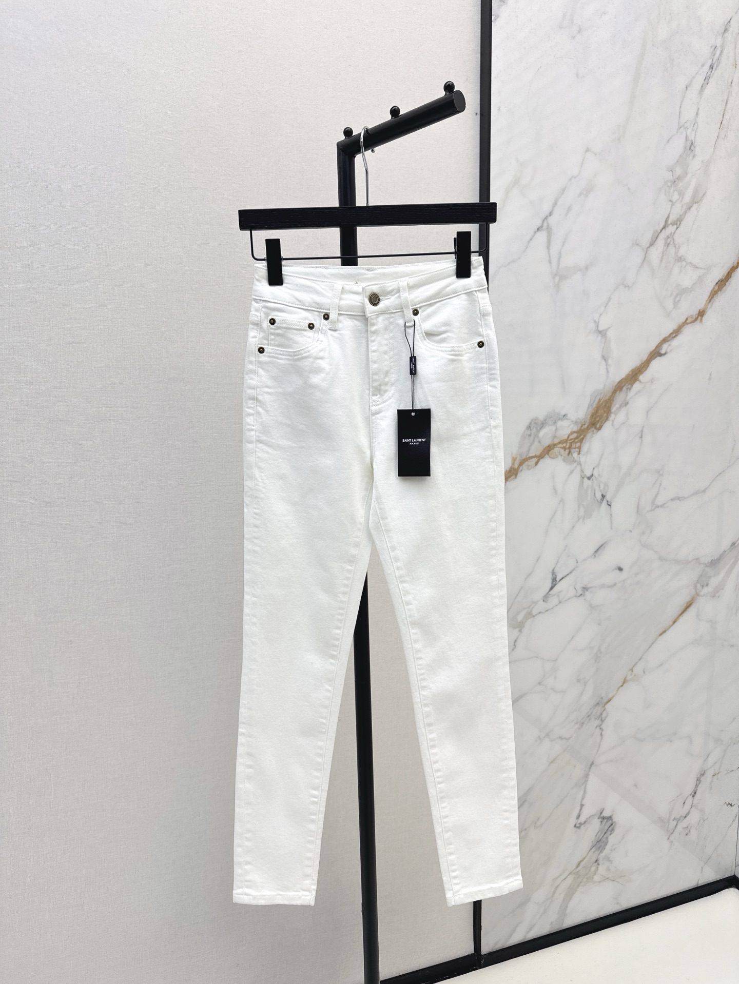 NO:316493,240SL 25Ss—————The latest model of back pocket embroidery design of early spring jeans with the upper body makes the bird's legs look visually. The fabric is elastic and comfortable. It is durable and wear-resistant. Essential items. The upper body automatically looks slimming and lifts the hips. Three colors are available in stock. Smlxlxxl, loro piana, jeans, alexander wang19860909240SL 25Ss————早春最新款后背口袋刺绣设计牛仔裤上身就是小鸟腿即视感 面料带有弹性非常舒服 耐穿耐磨 必备单品 上身自动显瘦提臀 三色现货发售smlxlxxl,,loro piana,jeans,alexander wang,Women's clothing