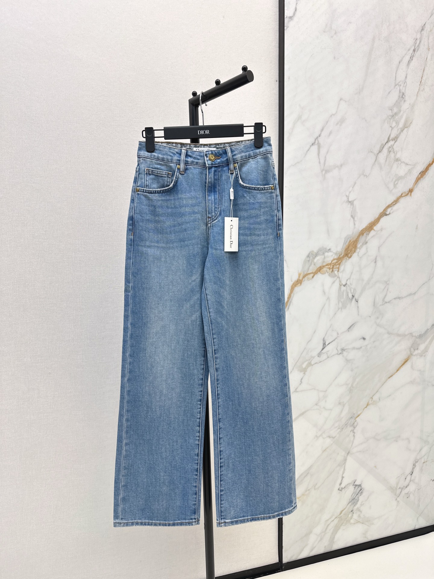 NO:316489,CD 25Ss—————The latest retro wash blue jeans in early spring. Classic logp old-fashioned inner. The straight-fitting style is really easy to wear. It covers the flesh in one second and makes it look taller. The style is very excellent. It uses imported elastic fabric. The upper body is very comfortable. Modify the waistline and legs. The legs are straight. The retro old wash blue color is very beautiful. The versatile series. One color is available in stock. Smlxlxxl, jeans, alexander wang.19860909CD 25Ss————早春最新款复古洗水蓝牛仔裤 经典logp老花内里 直筒版型真是太好穿了 一秒遮肉又显高 版型很绝 采用进口的带有弹性面料 上身非常舒服 修饰腰线和腿型 显腿直 复古做旧洗水蓝颜色很好看 百搭系列 一色现货发售smlxlxxl,,jeans,alexander wang,Women's clothing