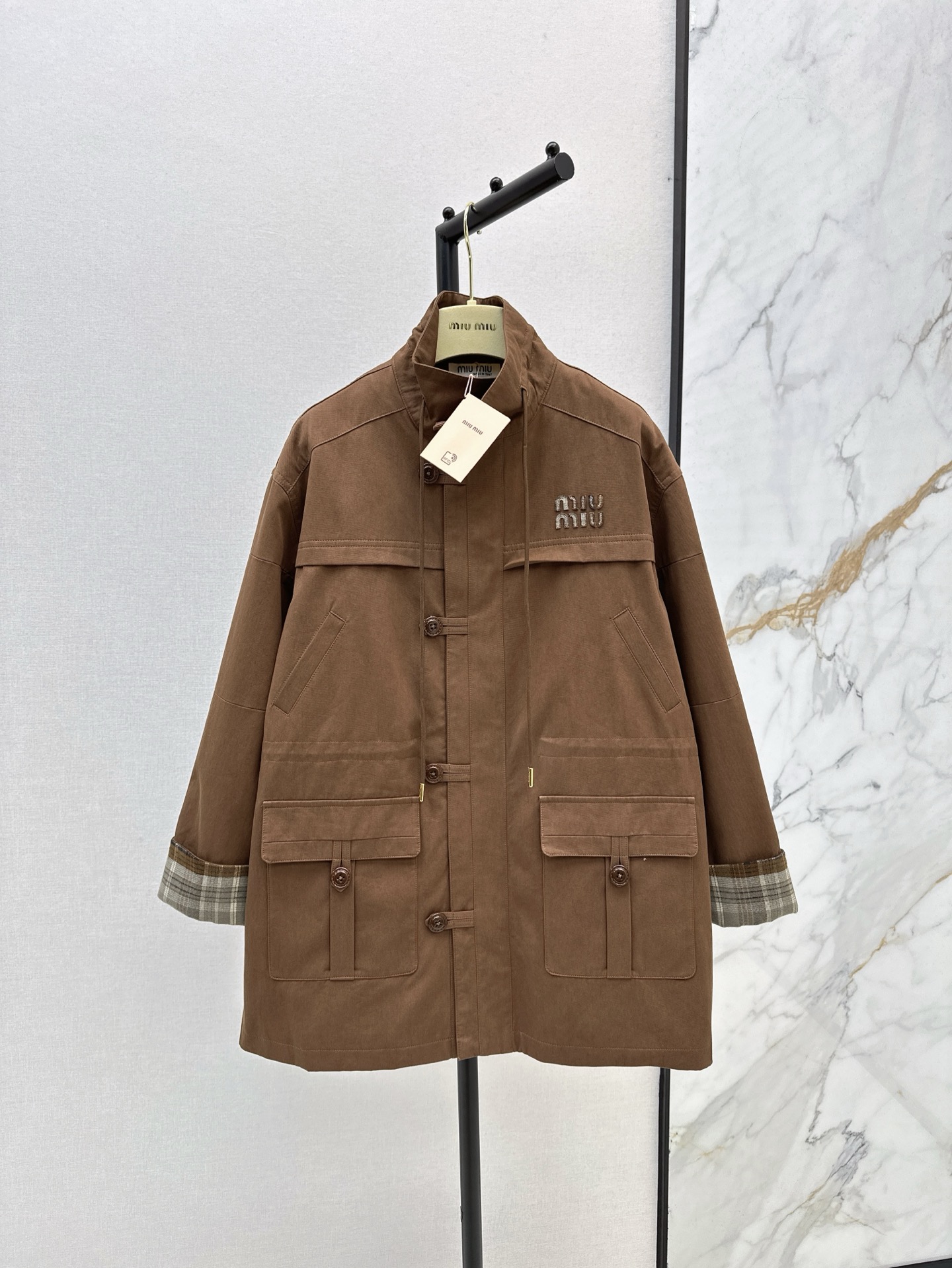 NO:316481,Exclusive model ~Miu 25Ss————The latest model of early spring stand-up collar workwear mid-length windbreaker contrasting color checkered inner Retro and fashionable tone Exclusive imported high-density windbreaker fabric, with wide texture and delicate texture, excellent pendant feel, easy to concave style, fashionable temperament, tall and elegant and casual high-end sense, excellent upper body aura, one-color spot on sale sml,,miumiu,alexander wang19860909独家款 ～Miu 25Ss————早春最新款立领工装中长风衣撞色格纹内里 复古时髦的调调 独家进口高密风衣面料 挺阔质感细腻坠感超赞 抽绳收腰版型设计轻松凹造型 时髦气质显高挑 优雅随性的高级感 上身气场超赞 一色现货发售sml,,miumiu,alexander wang,Women's clothing