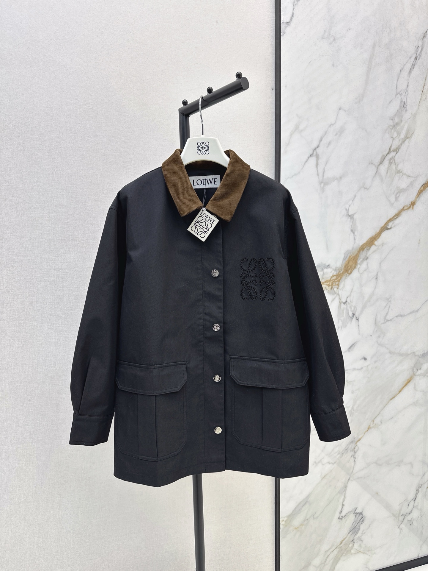 NO:316494,Exclusive model ~Loe 25Ss————The latest contrasting corduroy lapel silhouette windbreaker in early spring. Retro and fashionable tone. Exclusive imported high-density windbreaker fabric. It is very broad and has a delicate texture. The H-shaped design easily covers the flesh and makes it look thin. The fashionable temperament is tall and elegant. The upper body has a super aura. Two colors are on sale in stock. 9,,loewe,alexander wang19860909独家款 ～Loe 25Ss————早春最新款撞色灯芯绒翻领廓形风衣 复古时髦的调调 独家进口高密风衣面料 挺阔质感细腻坠感超赞 H版型设计轻松遮肉显瘦 时髦气质显高挑 优雅随性的高级感 上身气场超赞 两色现货发售sml 9,,loewe,alexander wang,Women's clothing