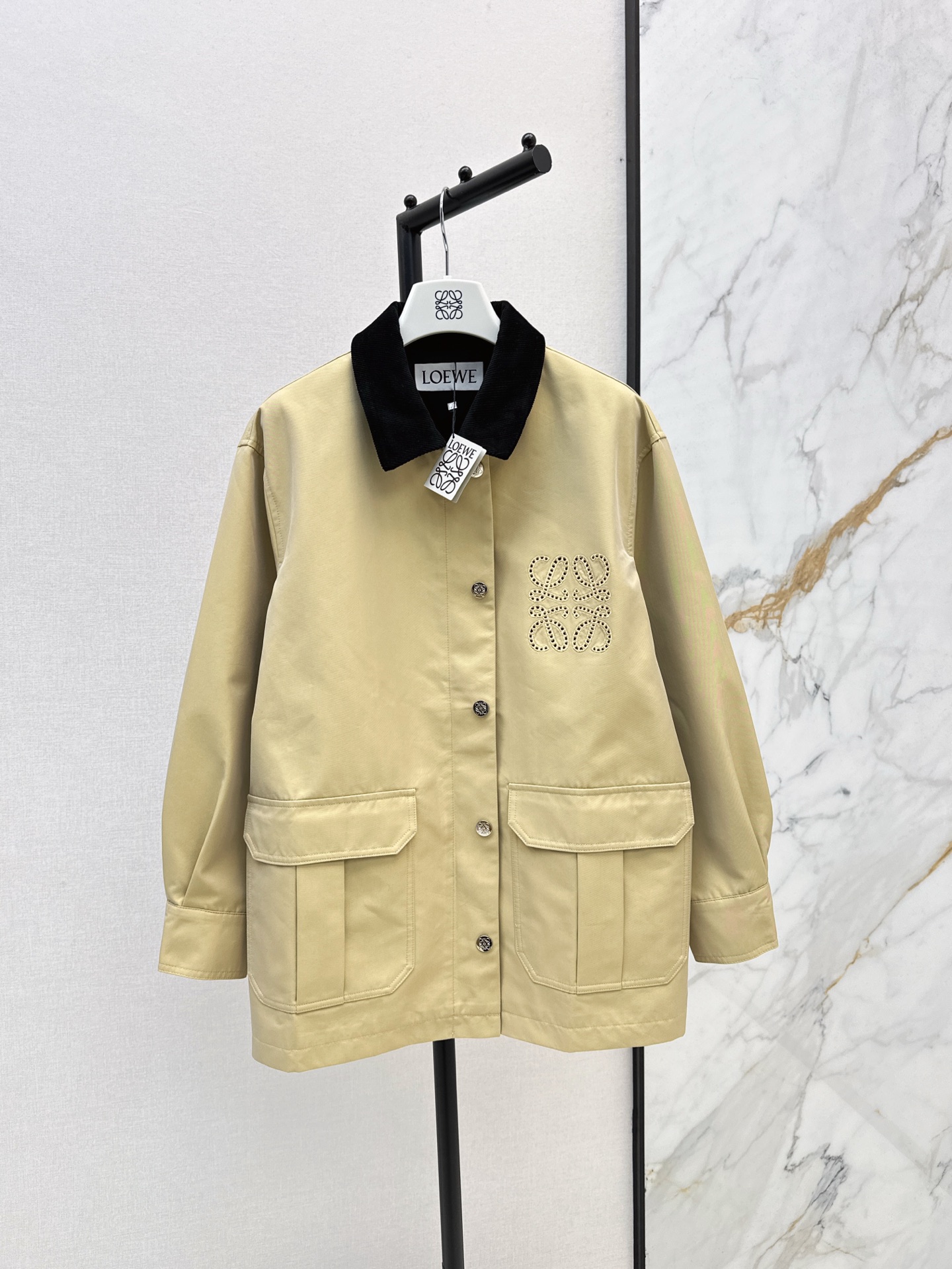 NO:316496,Exclusive model ~Loe 25Ss————The latest contrasting corduroy lapel silhouette windbreaker in early spring. Retro and fashionable tone. Exclusive imported high-density windbreaker fabric. It is very broad and has a delicate texture. The H-shaped design easily covers the flesh and makes it look thin. The fashionable temperament is tall and elegant. The upper body has a super aura. Two colors are on sale in stock. Sml, loewe, alexander wang19860909独家款 ～Loe 25Ss————早春最新款撞色灯芯绒翻领廓形风衣 复古时髦的调调 独家进口高密风衣面料 挺阔质感细腻坠感超赞 H版型设计轻松遮肉显瘦 时髦气质显高挑 优雅随性的高级感 上身气场超赞 两色现货发售sml,,loewe,alexander wang,Women's clothing