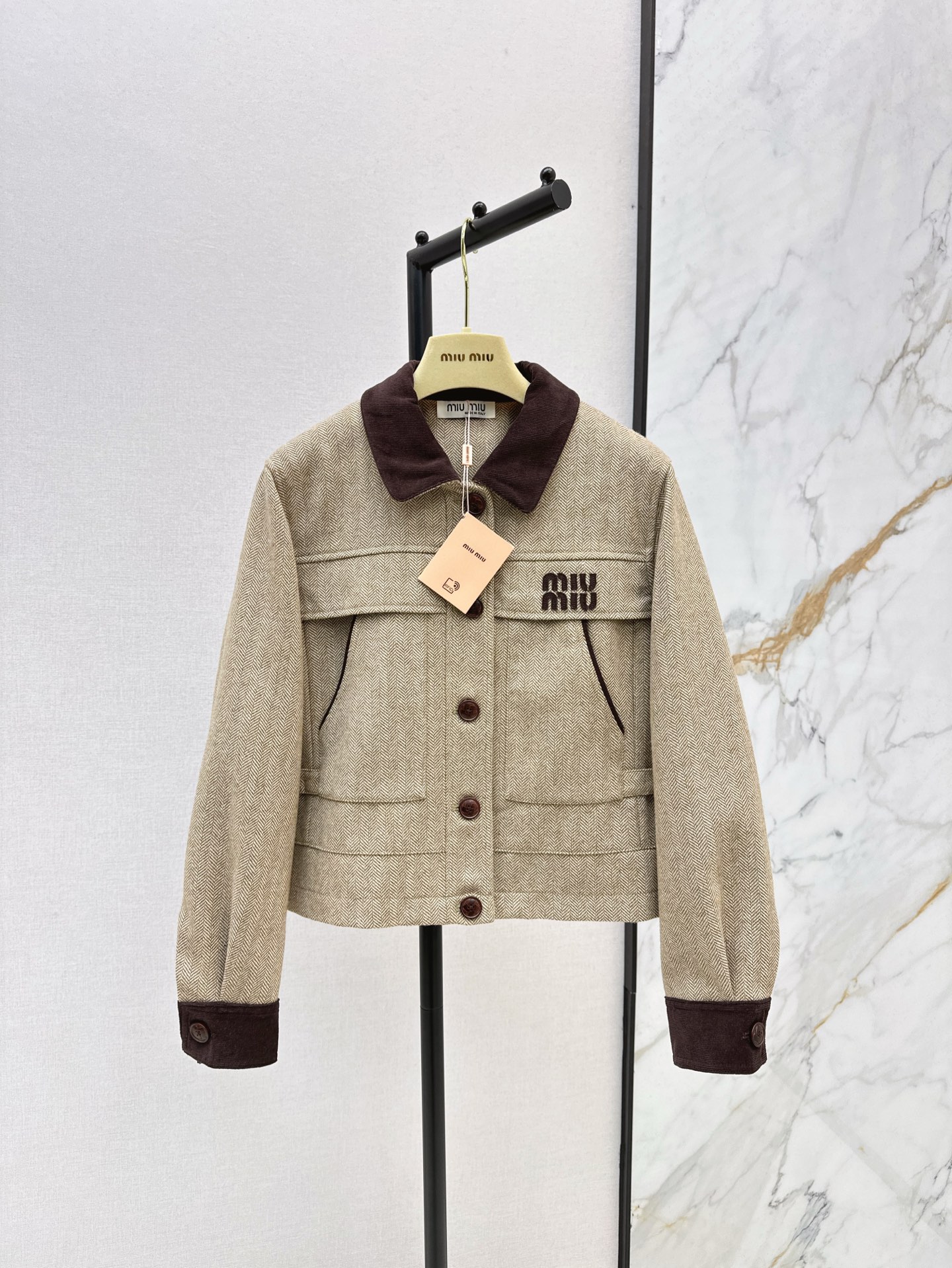 NO:316490,Exclusive first launch Miu 25Ss—————The latest gray herringbone jacket in early spring, full of exquisiteness, Korean rich family feels like a visual, very high-end, simple and highlights, paired with contrasting collars to make the sense of detail more layered, very practical, full of fashionable feeling, one-color spot on sale, sml, miumiu, jackets & coats, alexander wang19860909独家首发 Miu 25Ss————早春最新款灰色人字纹小外套 精致感满满 韩系富家千金即视感 很高级 简约又富有亮点 搭配撞色领子让细节感更上一层 非常实穿 时髦感满满 一色现货发售sml,,miumiu,jackets & coats,alexander wang,Women's clothing