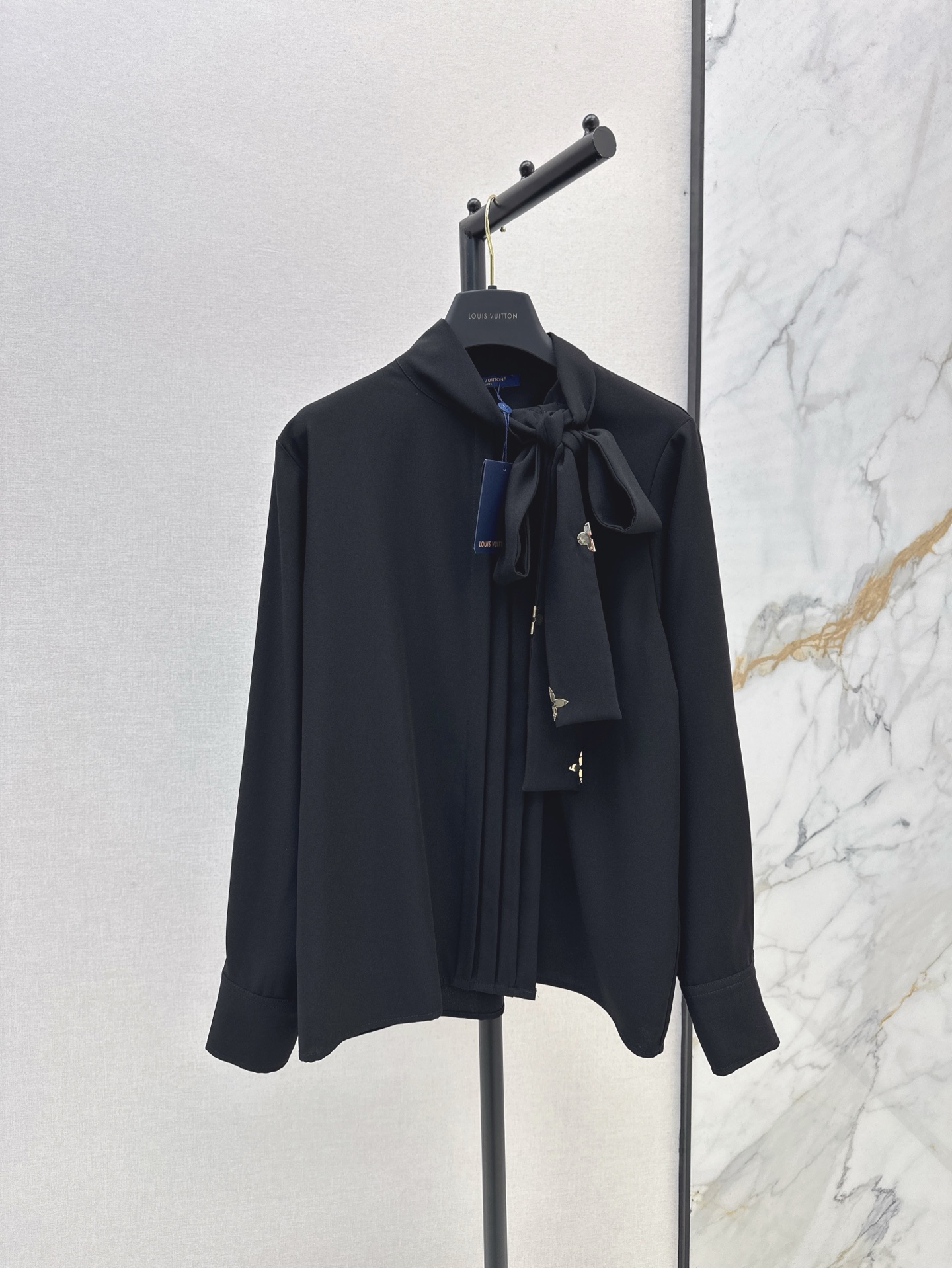 NO:317017,L Home 25Ss—————The latest style of early spring accordion pleated necked front shoulder shirt with comfortable texture, hangs upright shoulder streamer style shirt design, modify body texture, quiet temperament, exquisite accordion pleated front closure, Coronary design, matched with metal four-leaf clover embellishment, more diverse gameplay, add gorgeous atmosphere, neat tailoring to highlight the texture of the big brand, large body plain color is versatile and not picky, full of high-end feeling, no need for extra decoration, more unified and coordinated style, easy to adapt to other items, two colors are on sale in stock,,louis vuitton,shirts,alexander wang19860909L家 25Ss————早春最新款风琴褶系带领正肩衬衫质感舒适 垂顺高级 正肩飘带风情衬衫设计 修饰身材气质恬静 前襟精致风琴褶皱 可松可系设计 搭配金属四叶草点缀 玩法更多样化 增添华丽气息 利落剪裁彰显大牌质感 大身素色百搭不挑人 高级感满满 通体无需赘饰 风格更统一协调 轻松适配其他单品 两色现货发售sml,,louis vuitton,shirts,alexander wang,Women's clothing