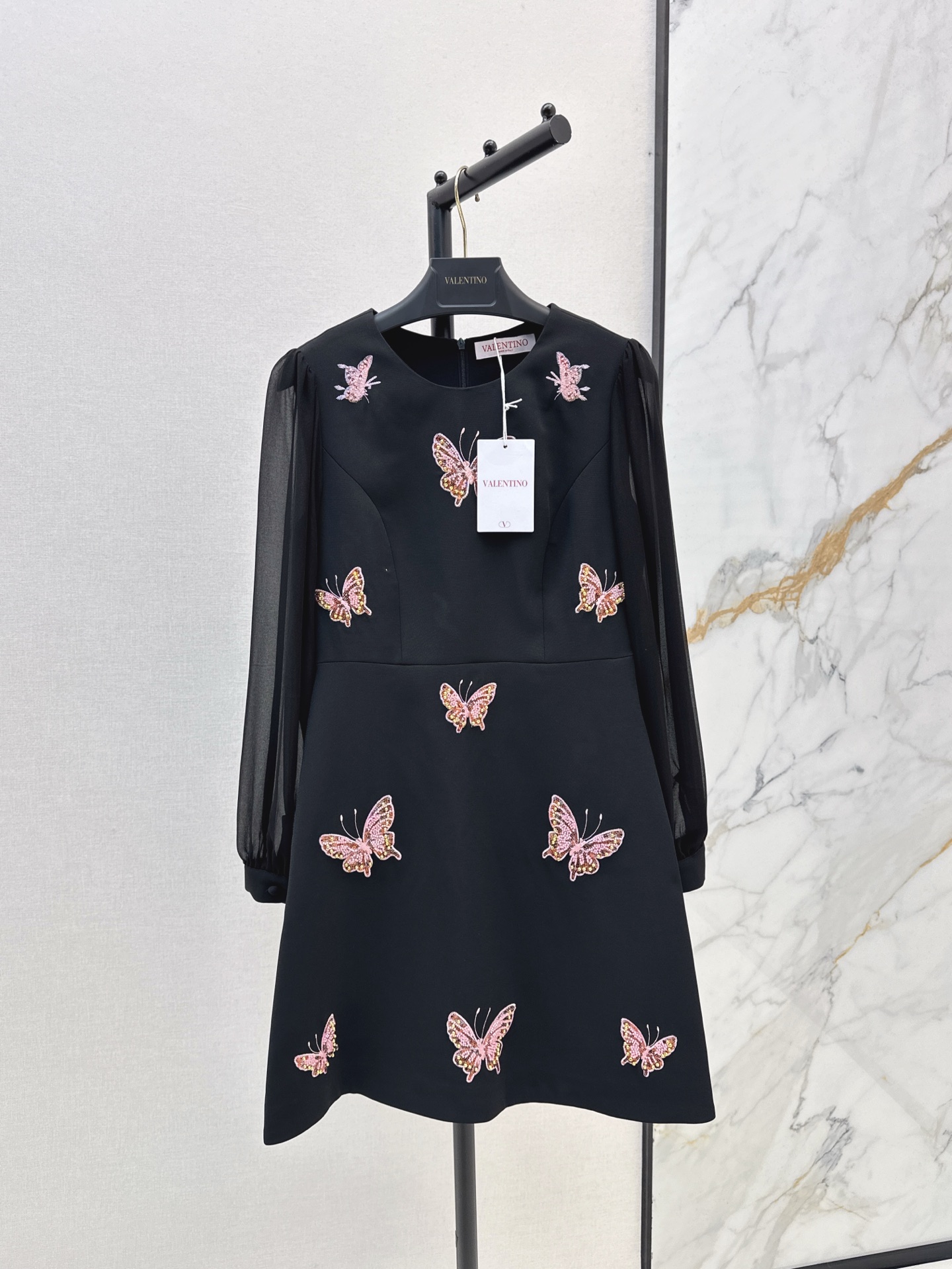 NO:317010,VLTN 25Ss—————The latest Hepburn style three-dimensional waist-hugging dress in early spring. It is very suitable for wearing a small skirt for attending dates. Hepburn's style is elegant and seductive. The contrast is grasped. It is relatively age-reducing. It shows that the face is small and can modify the shoulder line. Two colors are available in stock. Smlxl, skirts, alexander wang19860909VLTN 25Ss————早春最新款赫本风立体收腰连衣裙 很适合穿着出勤约会的小裙子赫本风格气质优雅又撩人 反差感拿捏了 比较减龄 显脸小又能修饰肩线 两色现货发售smlxl,,skirts,alexander wang,Women's clothing