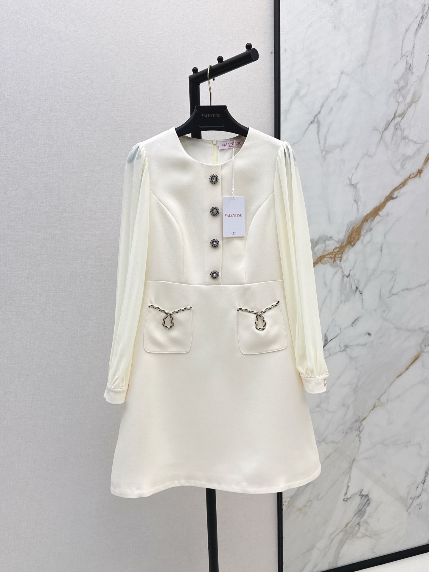 NO:316987,VLTN 25Ss—————The latest Hepburn style three-dimensional waist-hugging dress in early spring. It is very suitable for wearing a small skirt for attending dates. Hepburn's style is elegant and seductive. The contrast is grasped. It is relatively age-reducing. It shows that the face is small and can modify the shoulder line. Two colors are available in stock. Smlxl, skirts, alexander wang19860909VLTN 25Ss————早春最新款赫本风立体收腰连衣裙 很适合穿着出勤约会的小裙子赫本风格气质优雅又撩人 反差感拿捏了 比较减龄 显脸小又能修饰肩线 两色现货发售smlxl,,skirts,alexander wang,Women's clothing