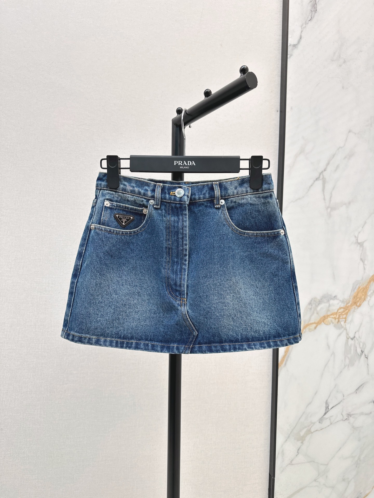 NO:317005,PD 25Ss————The latest spring and summer functional denim short skirt high street fashionable street-fried artifact. H-style upper body looks huge and slim. It can be sweet and salty. It is versatile and not picky about people. Customized hardware accessories. Retro card decoration is low-key and luxurious. Imported pure cotton denim wash fabric. Two-color spot sale sml, skirts, alexander wang.19860909PD 25Ss————春夏最新款机能风牛仔短裙高街时髦炸街神器 H版型上身巨显瘦 可甜可盐版型百搭不挑人 定制五金配件复古纸牌装饰低调奢华 进口纯棉牛仔洗水面料 两色现货发售sml,,skirts,alexander wang,Women's clothing