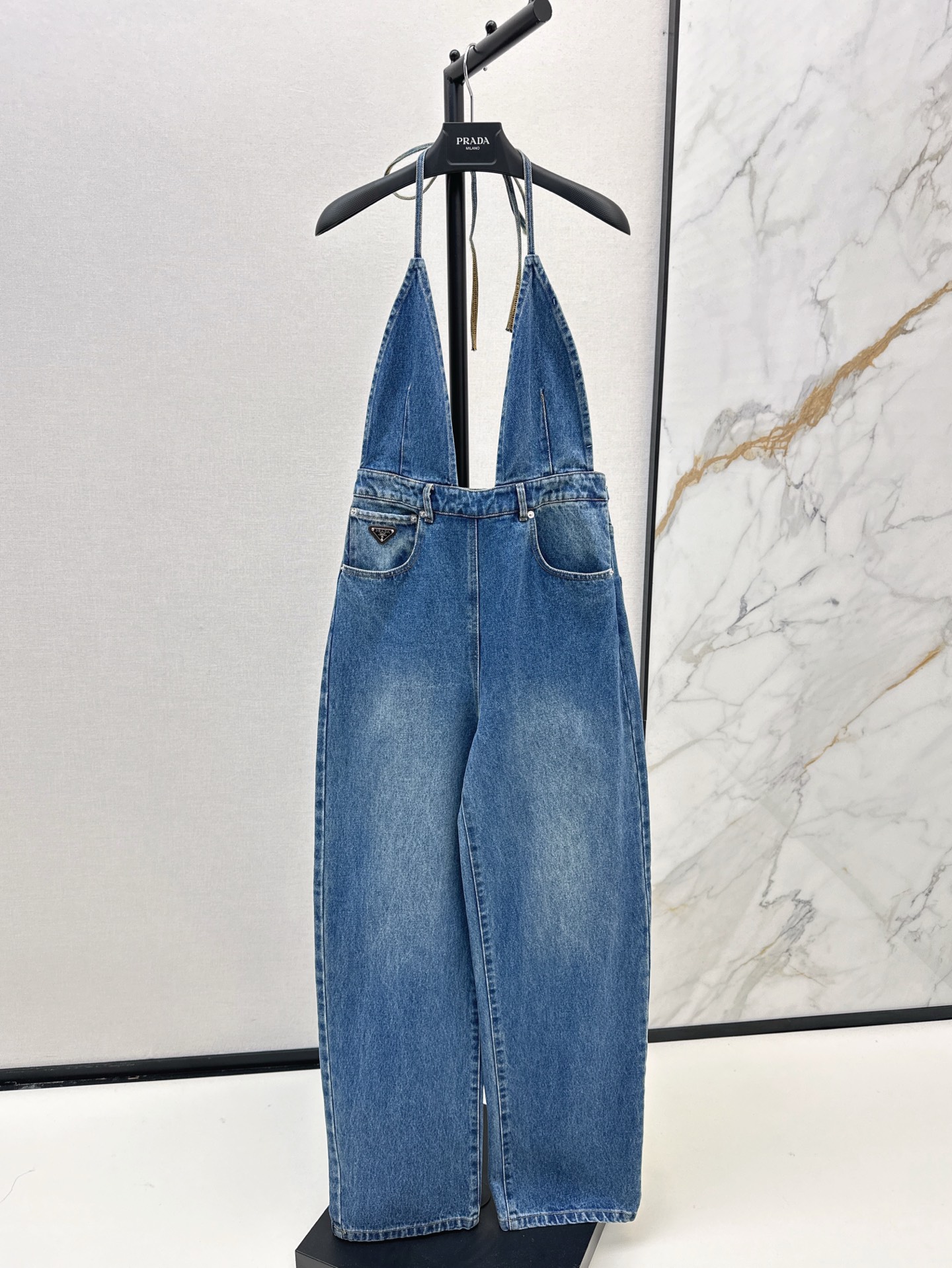 NO:317008,PD 25Ss—————The latest model of early spring halter neck strap jumpsuit retro sweet and spicy style layered high street fashionable items outfits three-dimensional tailoring style versatile and slimming Customized hardware accessories logo printing card details Imported cotton denim washing fabric Two colors for sale in stock sml, alexander wang19860909PD 25Ss————早春最新款挂脖抹胸背带连体裤复古甜辣风叠搭高街时髦单品穿搭 立体剪裁版型 百搭又显瘦 定制五金配件徽标印花纸牌细节 进口纯棉牛仔洗水面料 两色现货发售sml,,alexander wang,Women's clothing