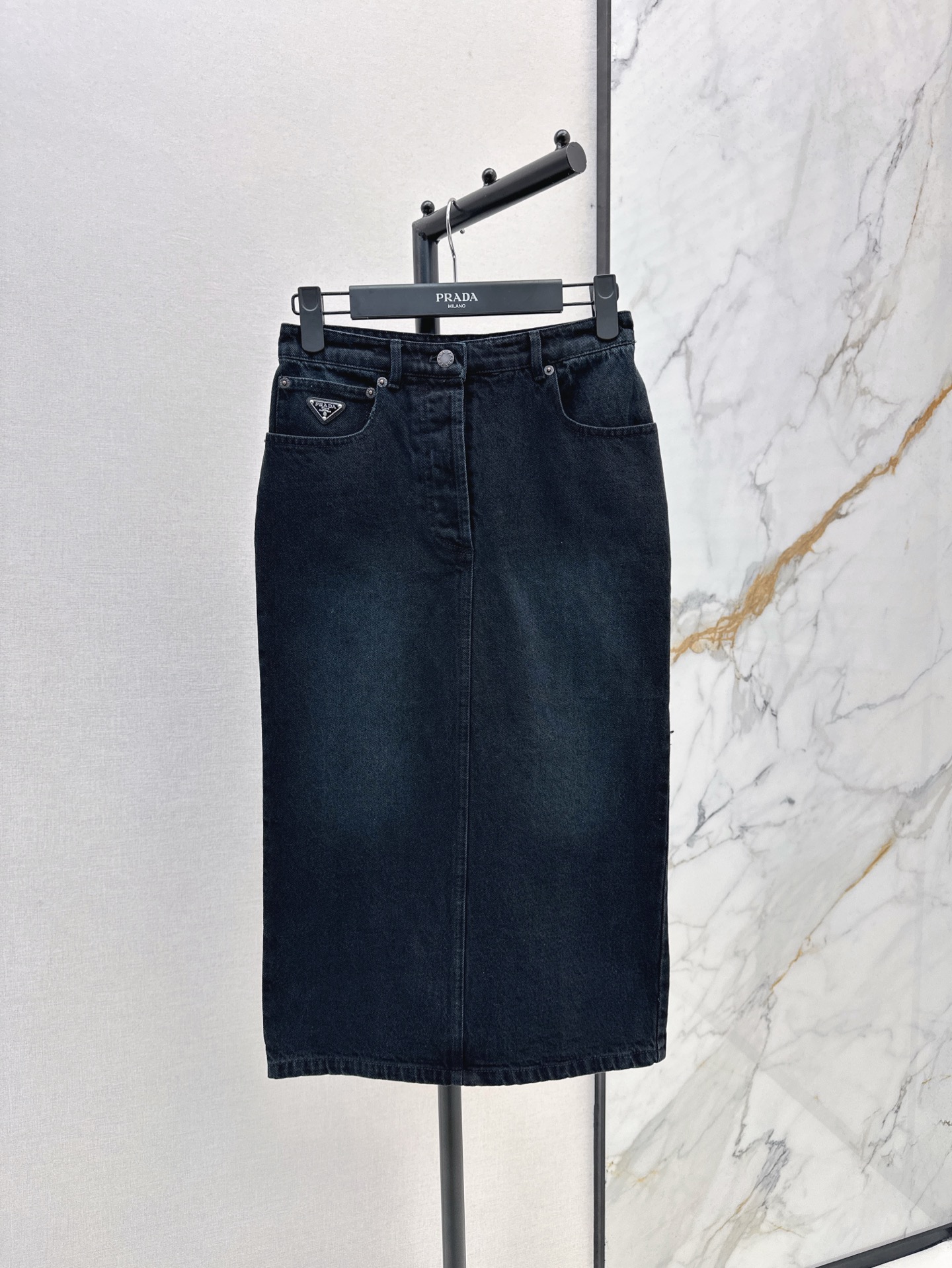 NO:317011,PD 25Ss————The latest spring and summer functional style denim skirt high street fashionable street-fried artifact. H-style upper body looks huge and slim. It can be sweet and salty. It is versatile and not picky about people. Customized hardware accessories. Retro card decoration is low-key and luxurious. Imported pure cotton denim wash fabric. Two-color spot sale sml, skirts, alexander wang.19860909PD 25Ss————春夏最新款机能风牛仔半裙高街时髦炸街神器 H版型上身巨显瘦 可甜可盐版型百搭不挑人 定制五金配件复古纸牌装饰低调奢华 进口纯棉牛仔洗水面料 两色现货发售sml,,skirts,alexander wang,Women's clothing