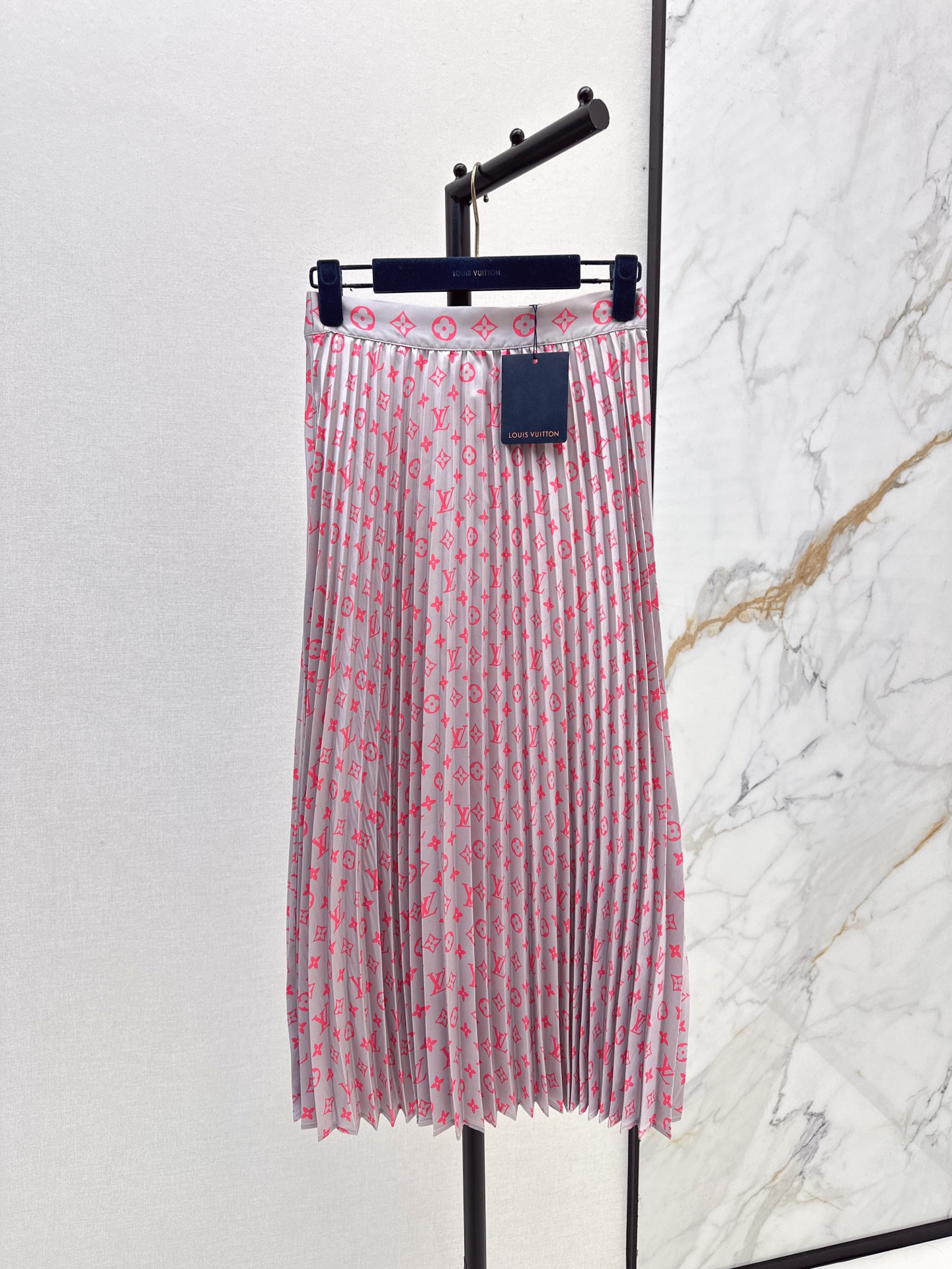 NO:317014,L Home 25Ss————The latest presbyterian pleated skirt in spring and summer. A low-key look at a glance. A stunning one. A beautiful fairy. The length of the skirt can show off the body proportions well and maintain elegance and stability. It can hold all occasions. The lining is silky and soft, comfortable and easy to wear. It is very versatile. Two colors are available for sale in stock., louis vuitton, skirts, alexander wang19860909L家 25Ss————春夏最新款老花百褶半裙 一眼低调 细看惊艳的一款 唯美仙女 半裙中这个长度能很好展现身材比例又保持优雅稳重能hold住各种场合 里衬丝滑柔光感 舒适好穿 非常百搭 两色现货发售sml,,louis vuitton,skirts,alexander wang,Women's clothing