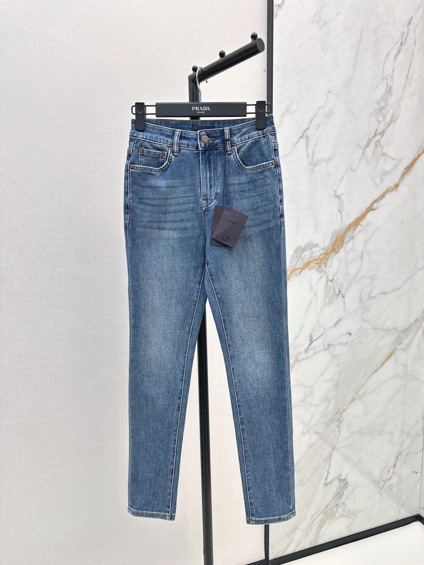 NO:317001,PD 25Ss—————The latest model of back pocket printed design of early spring jeans with the upper body makes the bird's legs look like the visual. The fabric is elastic and comfortable. It is durable and wear-resistant. Essential items. The upper body automatically looks slimming and lifts the hips. Two colors are available in stock. smlxlxxl, jeans, alexander wang19860909PD 25Ss————早春最新款后背口袋印花设计牛仔裤上身就是小鸟腿即视感 面料带有弹性非常舒服 耐穿耐磨 必备单品 上身自动显瘦提臀 两色现货发售smlxlxxl,,jeans,alexander wang,Women's clothing