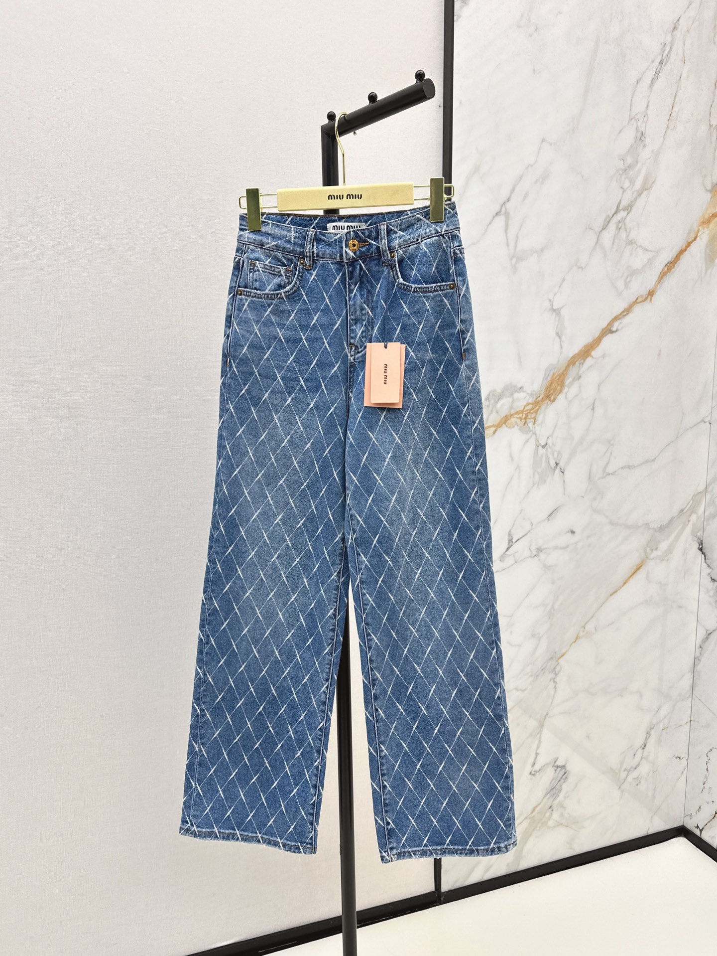 NO:316998,Exclusive first launch Miu 25Ss—————The latest diamond-print denim straight-leg pants in early spring. Customized retro washing process and A and cool high-end single items. The style is handsome and fashionable. Imported denim fabric is of excellent texture. Three-dimensional tailored straight-leg pants are huge and slim. One-color spot-on smlxlxxl,,miumiu,alexander wang19860909独家首发 Miu 25Ss————早春最新款菱格纹印花牛仔直筒裤 定制复古洗水工艺又A又飒的高级单品单品 版型帅气又时髦 进口牛仔面料质感超赞 立体剪裁直筒裤型上身巨显瘦 一色现货发售smlxlxxl,,miumiu,alexander wang,Women's clothing