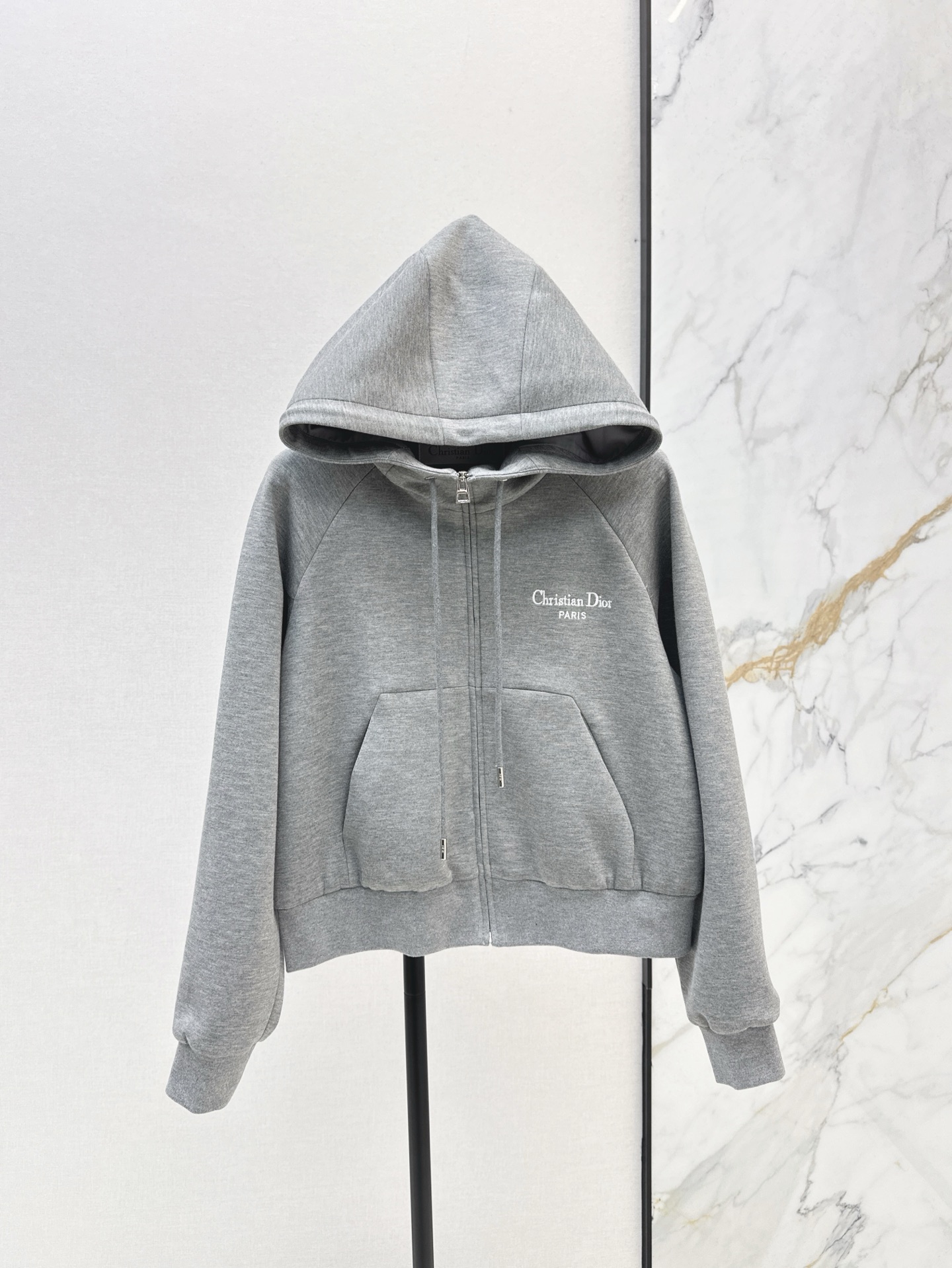 NO:316989,Exclusive first release Mc 24Ss———The latest letter printing decorative air-layer hooded jacket in autumn and winter. A must-have sports jacket for casual wear and comfortable. Small and short style lengthens the body proportions. It hides the flesh and makes it look slimming. It uses air-layer fabric. It is fluffy and light. It has no pressure. Two colors are available for sale in stock. SML, Jackets & coats,hats,alexander wang19860909独家首发 Mc 24Ss————秋冬最新款字母印花装饰空气层连帽外套 休闲必备运动风外套 好穿又舒适 小短款拉长身材比例 藏肉显瘦无疑 采用空气层面料 蓬松轻盈 毫无压力感 两色现货发售sml,,jackets & coats,hats,alexander wang,Women's clothing