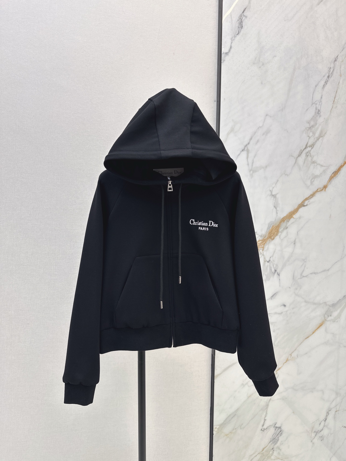 NO:316986,Exclusive first release Mc 24Ss———The latest letter printing decorative air-layer hooded jacket in autumn and winter. A must-have sports jacket for casual wear and comfortable. Small and short style lengthens the body proportions. It hides the flesh and makes it look slimming. It uses air-layer fabric. It is fluffy and light. It has no pressure. Two colors are available for sale in stock. SML, Jackets & coats,hats,alexander wang19860909独家首发 Mc 24Ss————秋冬最新款字母印花装饰空气层连帽外套 休闲必备运动风外套 好穿又舒适 小短款拉长身材比例 藏肉显瘦无疑 采用空气层面料 蓬松轻盈 毫无压力感 两色现货发售sml,,jackets & coats,hats,alexander wang,Women's clothing