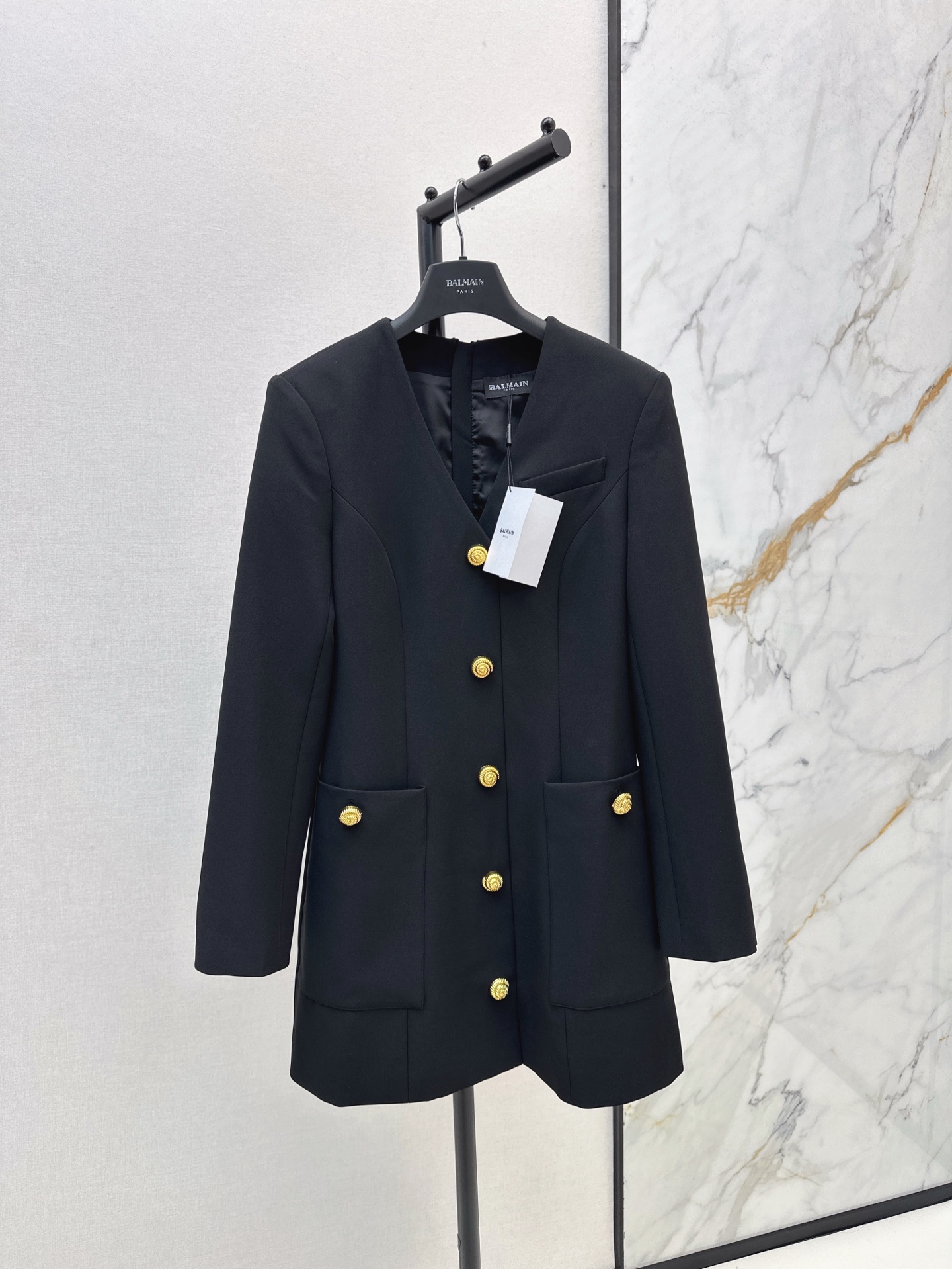 NO:317000,Exclusive first release Bal 25Ss————The latest V-neck tailoring gold button dress in early spring. Super cut style. The V-neck is very careful. It can make the neck look slender and modify the face. A simple and atmospheric row of gold buttons. The style is waist-hugging but not pinching the waist. It can not only modify the waist shape but also have good inclusiveness. One-color spot sml, skirts, alexander wang19860909独家首发 Bal 25Ss———早春最新款V领剪裁金扣连衣裙 超级赞的剪裁版型 V领很小心机 可以显得颈脖修长修饰脸型 简洁大气的一排金扣装饰 版型收腰但不会掐腰 既能修饰腰型又有很好的包容性 一色现货发售sml,,skirts,alexander wang,Women's clothing