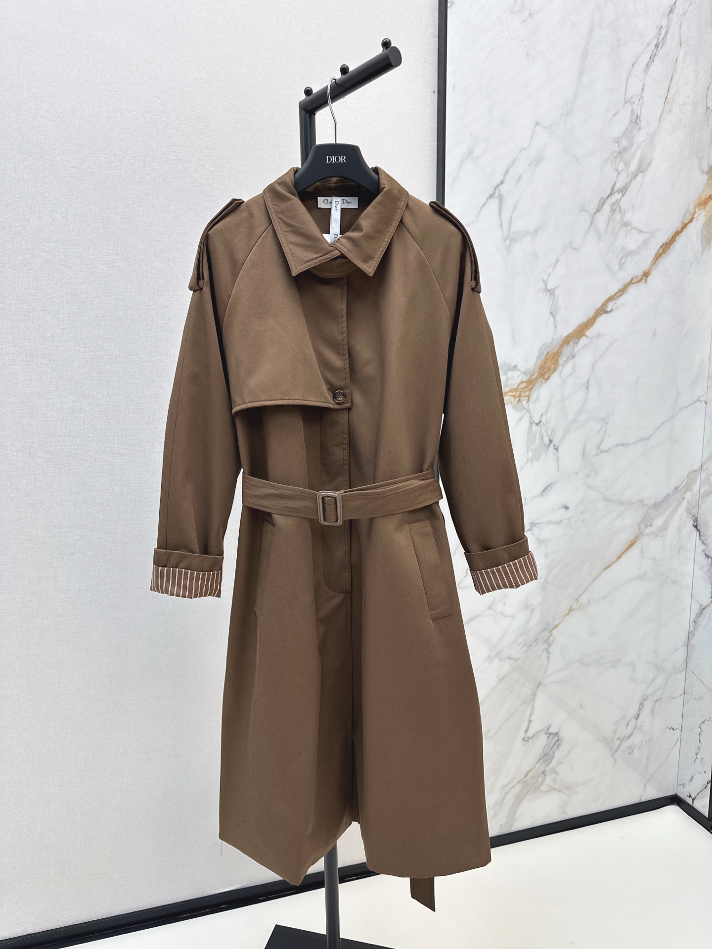 NO:316988,Paris blogger street photography CD 25Ss——————The latest classic double-breasted long windbreaker in early spring. Maillard color style is fashionable~ One N types of matching, atmosphere artifact, retro three-dimensional H-silhouette cut, slack and lazy hiding flesh, heroic and upright, high-density windbreaker fabric, good feel and will not soften the entire windbreaker style is super good, charm is grasped, one color is on sale in stock,,alexander wang19860909巴黎博主街拍感 CD 25Ss————早春最新款经典双排扣长款风衣 美拉德色系时髦度拉满～ 一件N种搭法 氛围感神器 复古立体的H廓形剪裁 松弛感满满慵懒藏肉 英气挺拔 高密度风衣面料 手感很好并且不会软塌 整个风衣版型上身超好 魅力拿捏了 一色现货发售sml,,alexander wang,Women's clothing