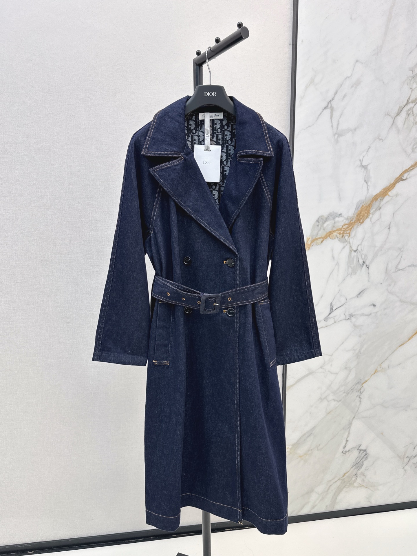 NO:316994,Paris blogger street photography CD 25Ss—————The latest classic double-breasted logo denim windbreaker atmosphere artifact Retro three-dimensional H-silhouette cut, slack and lazy hiding flesh, heroic and upright custom denim fabric, very touch and will not soften the entire windbreaker style is super good, charm is grasped, one-color spot sml, alexander wang19860909巴黎博主街拍感 CD 25Ss————早春最新款经典双排扣logo牛仔风衣氛围感神器 复古立体的H廓形剪裁 松弛感满满慵懒藏肉 英气挺拔 的定制牛仔面料 手感很好并且不会软塌 整个风衣版型上身超好 魅力拿捏了 一色现货发售sml,,alexander wang,Women's clothing